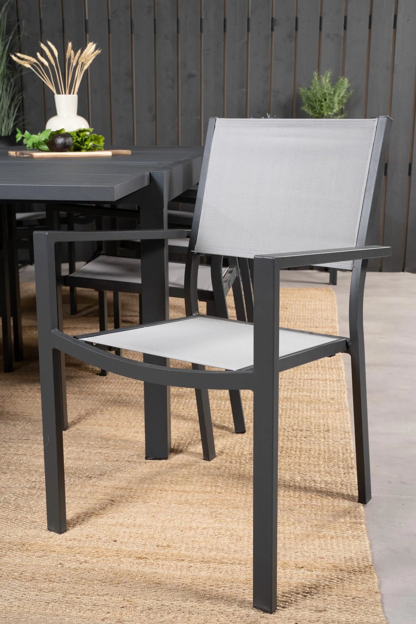 Elegantes Marbella Set: Ausziehbarer Tisch & 8 Stühle für draußen.