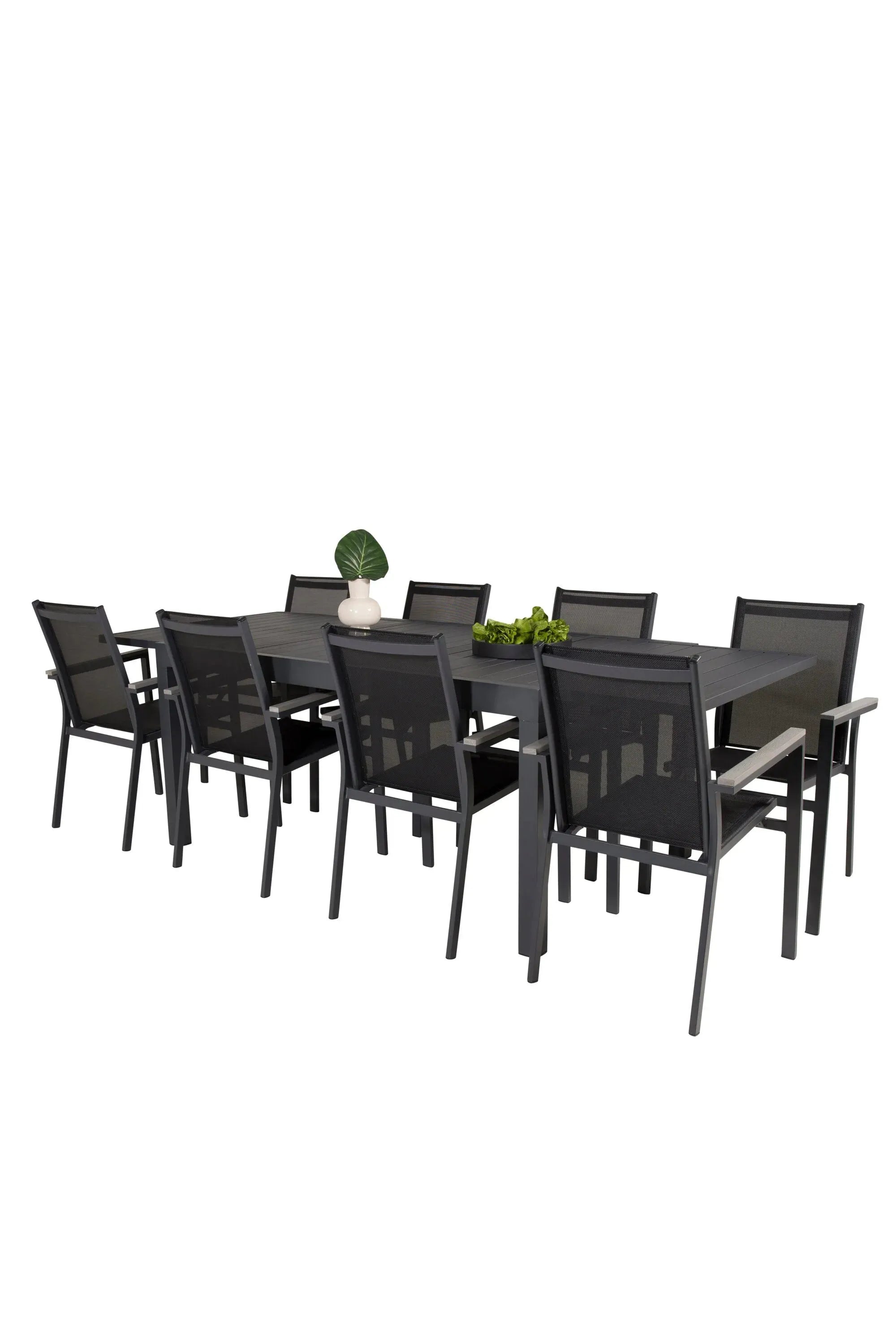 Stilvoller Marbella Tisch mit stapelbaren Parma Stühlen für draußen.