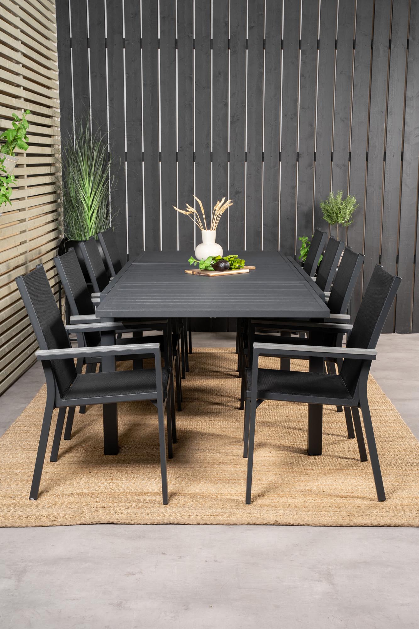 Marbella Gartentisch 160/240 + Parma Arm Stuhl (stapelbar) in Schwarzgrau präsentiert im Onlineshop von KAQTU Design AG. Gartentischset ist von Venture Home