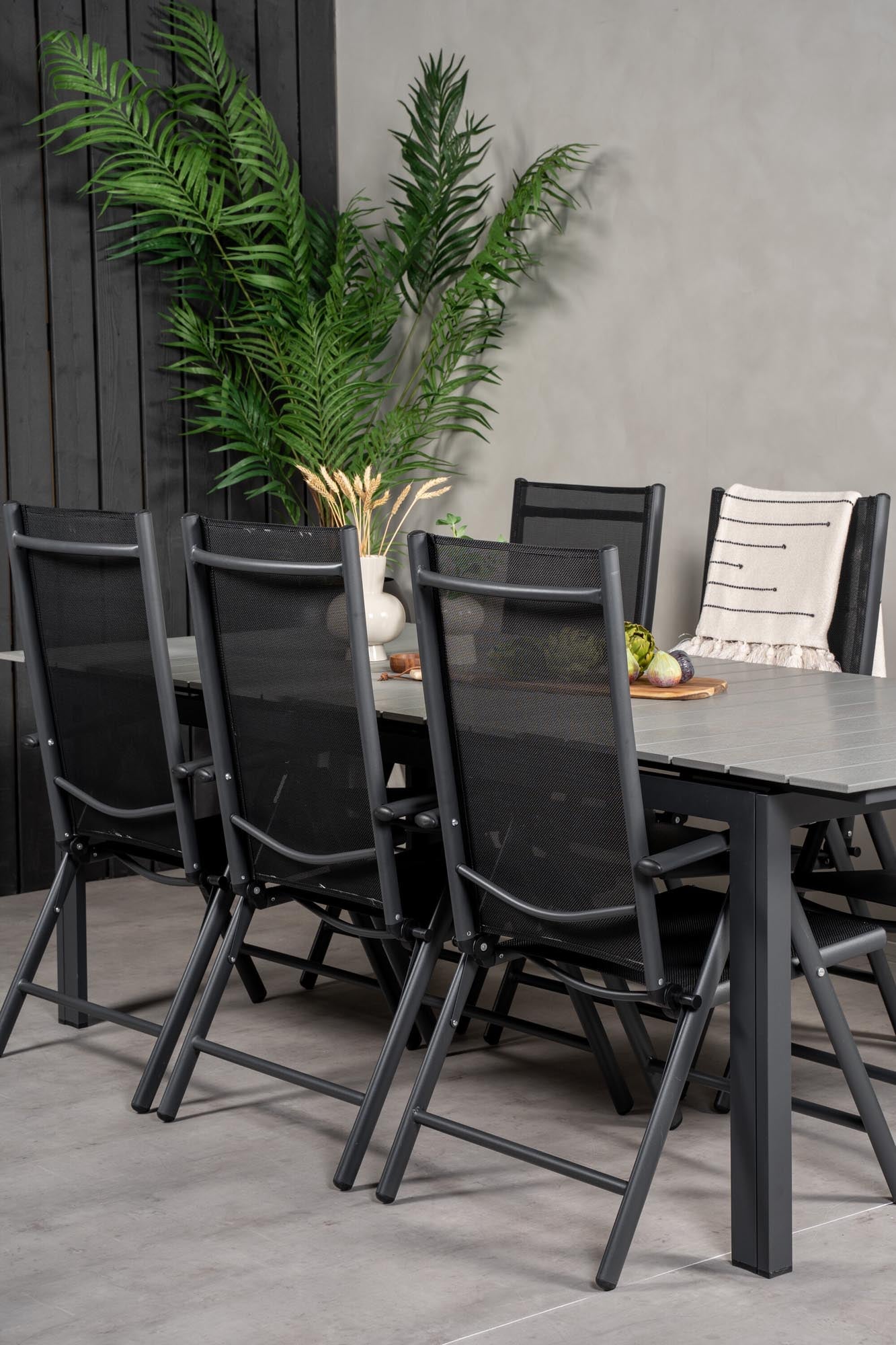 Levels Outdoor-Tischset + Break 224cm/6St. in Schwarz präsentiert im Onlineshop von KAQTU Design AG. Gartentischset ist von Venture Home