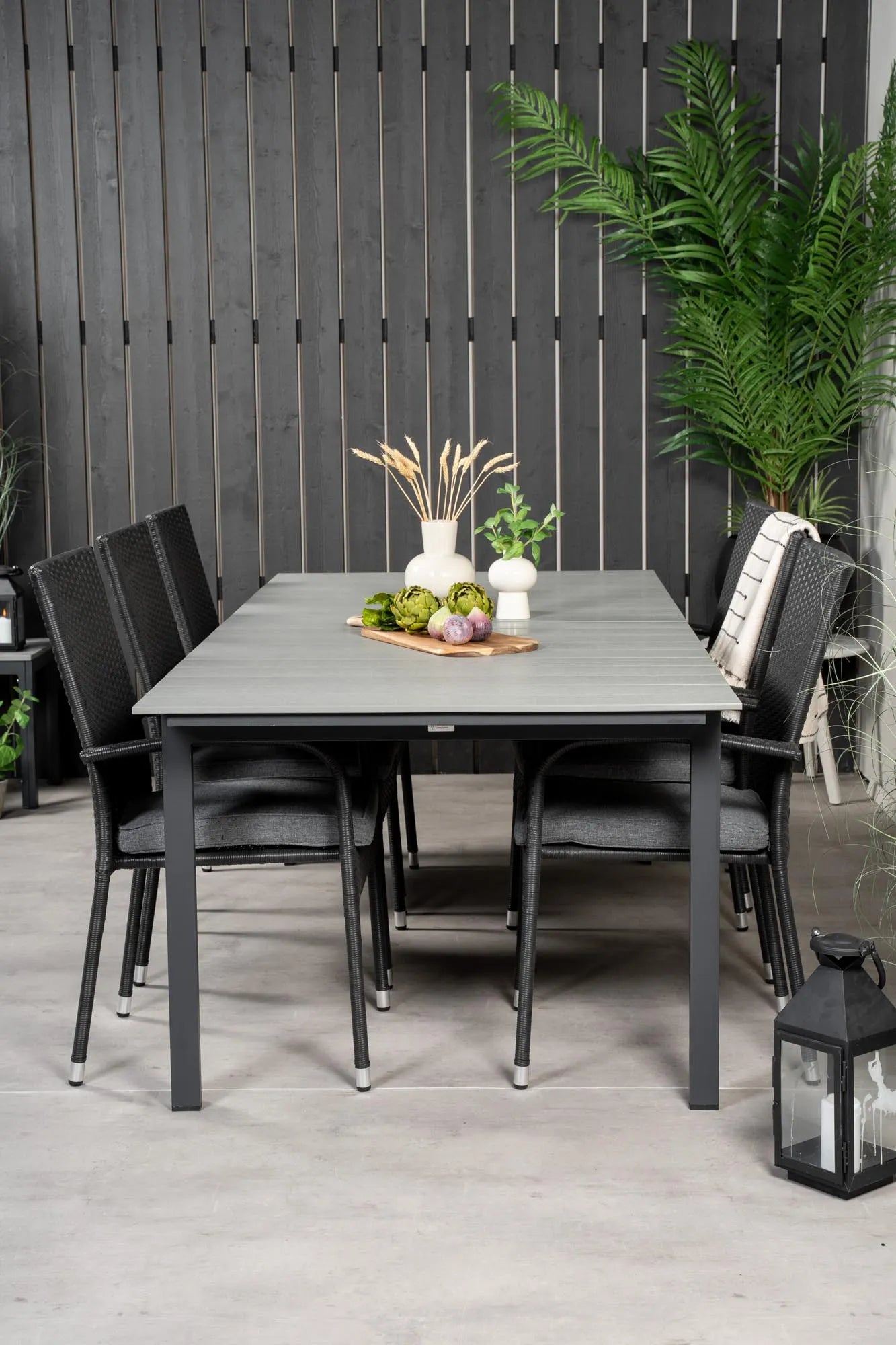 Stilvolles Levels Outdoor-Tischset mit Albany Stühlen, ideal für gesellige Anlässe im Garten. Langlebig, pflegeleicht, elegant.