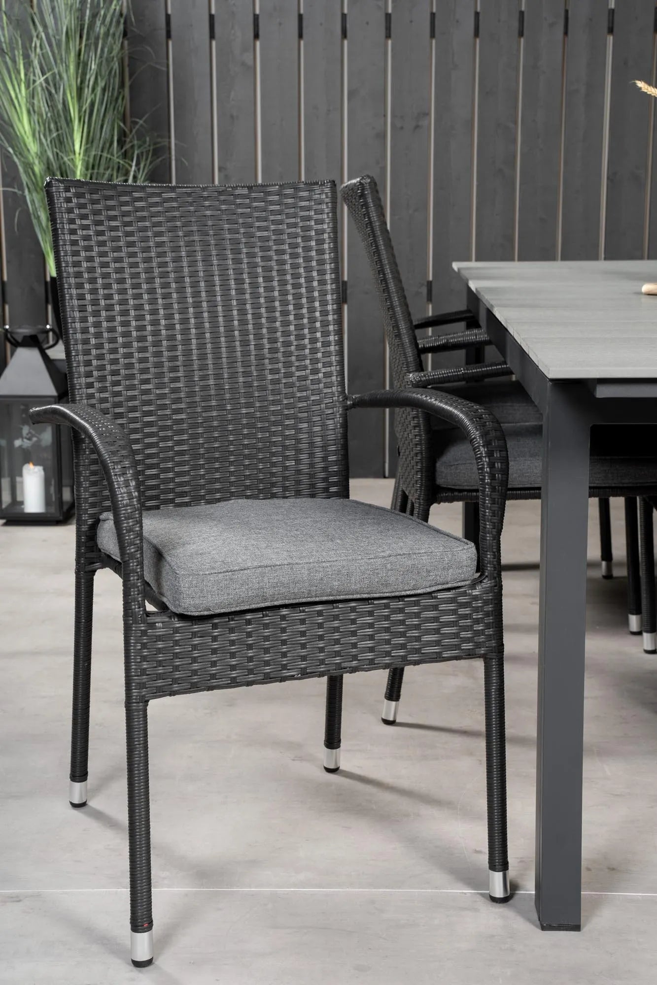 Elegantes Outdoor-Tischset für stilvolle Dinner im Freien.
