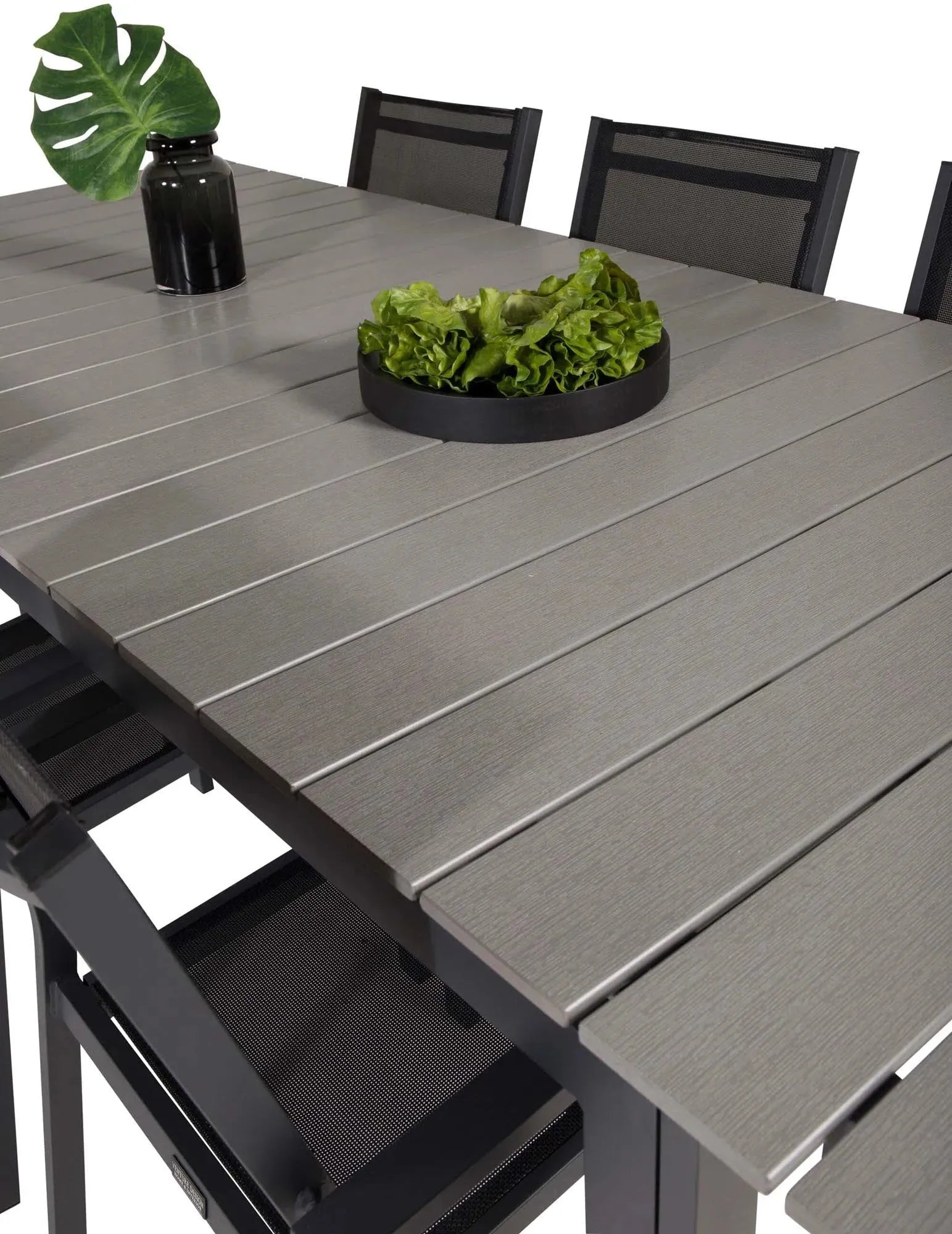 Stilvolles Outdoor-Tischset: Langlebiger Tisch & Copacabana-Stühle für unvergessliche Sommerabende im Garten.