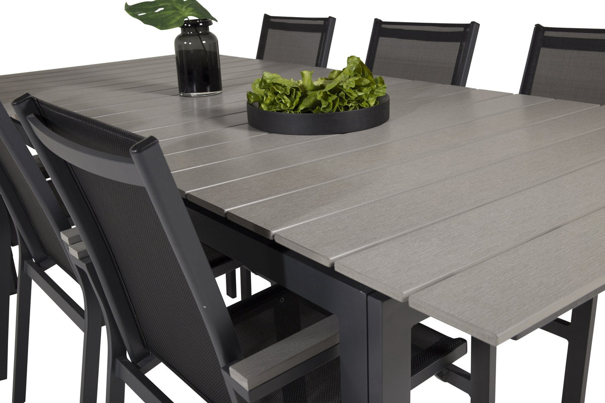 Rechteckiger Esstisch mit grauer Aintwood-Tischplatte und Aluminiumbeinen, dazu zwei stapelbare Stühle in Anthrazit mit pulverbeschichtetem Gestell.