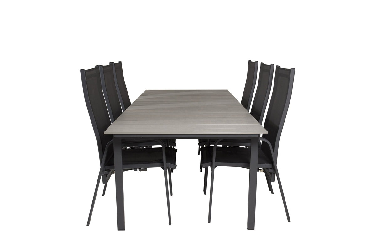 Rechteckiger Gartentisch mit grauer Aintwood-Platte und Aluminiumgestell, daneben zwei stapelbare Copacabana-Relaxsessel in Schwarz.