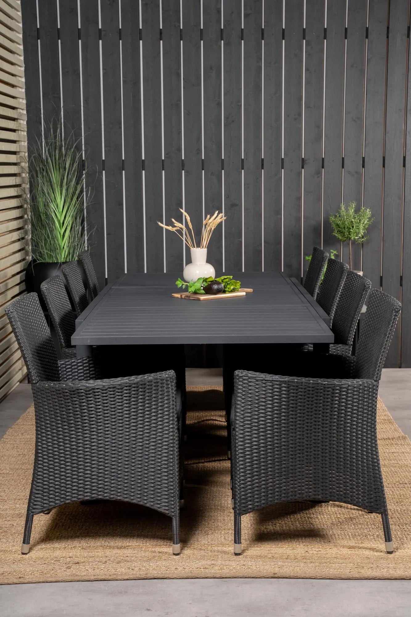 Elegantes, erweiterbares Tischset für 8, ideal für Gartenpartys.