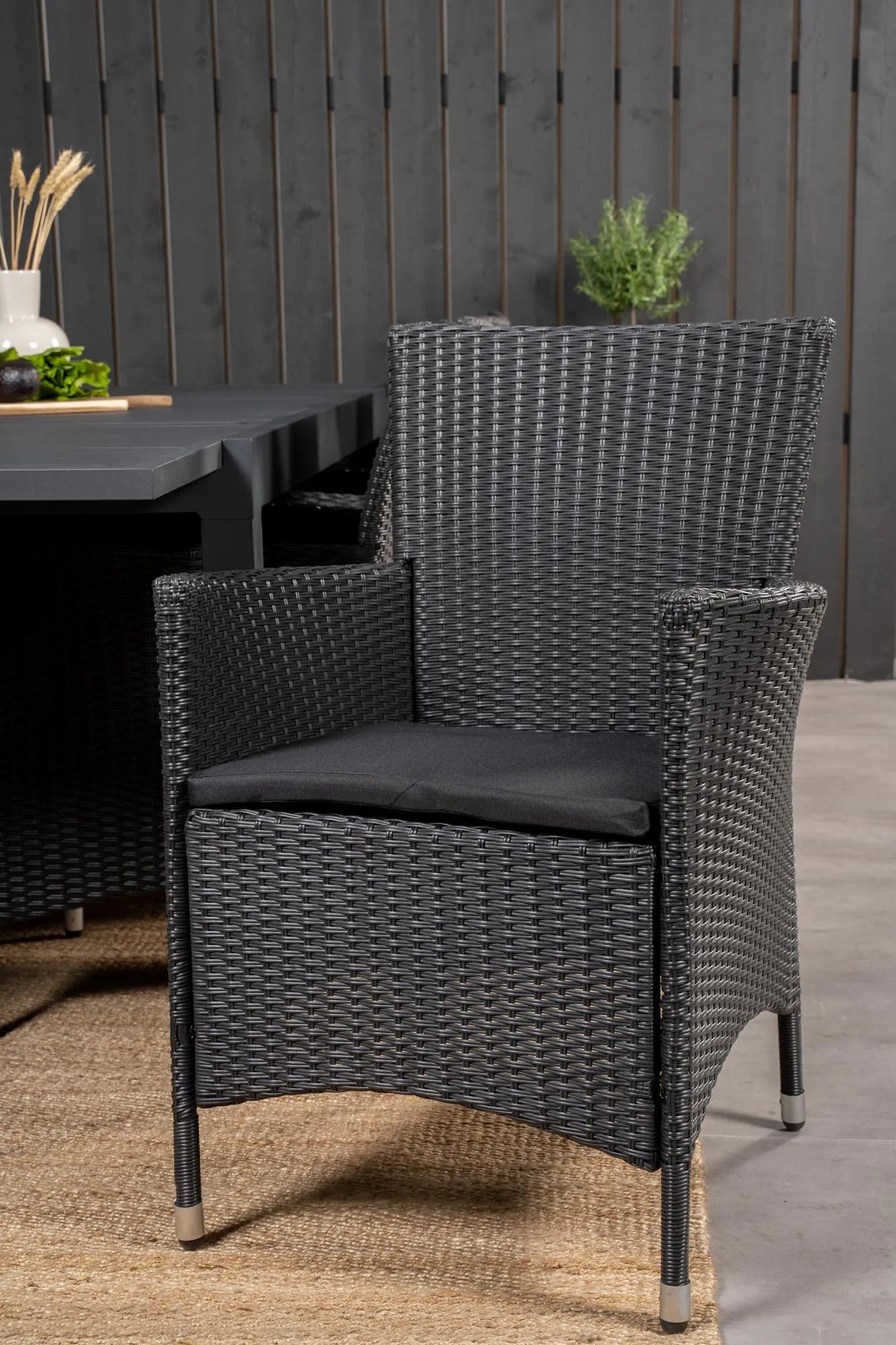 Elegantes Marbella Set: Ausziehbarer Tisch & 8 Stühle für draußen.