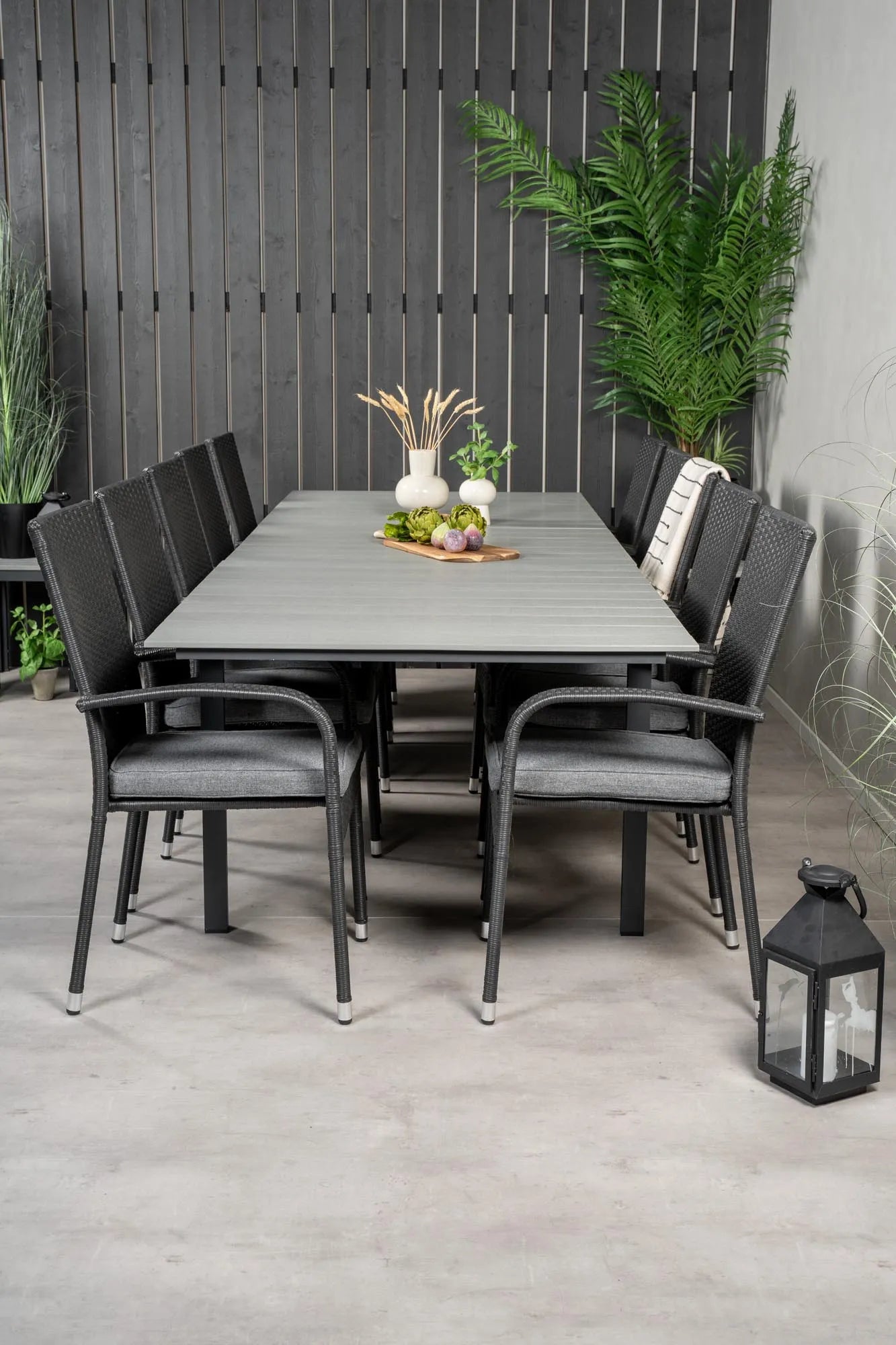 Stilvolles, wetterbeständiges Outdoor-Tischset für 8 Personen, ideal für gesellige Sommerabende im Garten.