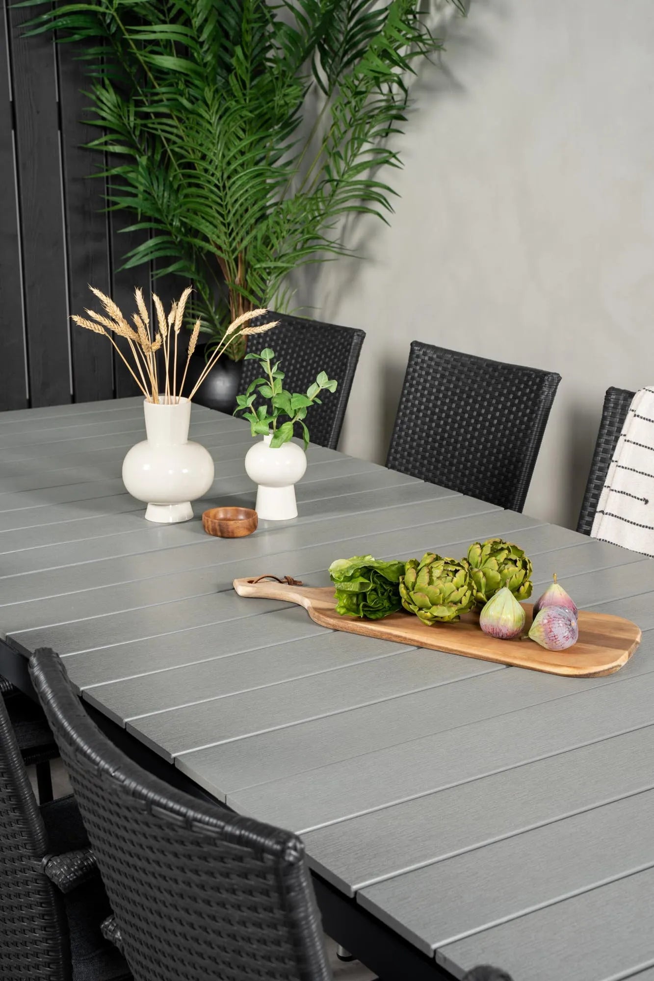 Stilvolles Outdoor-Tischset für unvergessliche Sommerabende.