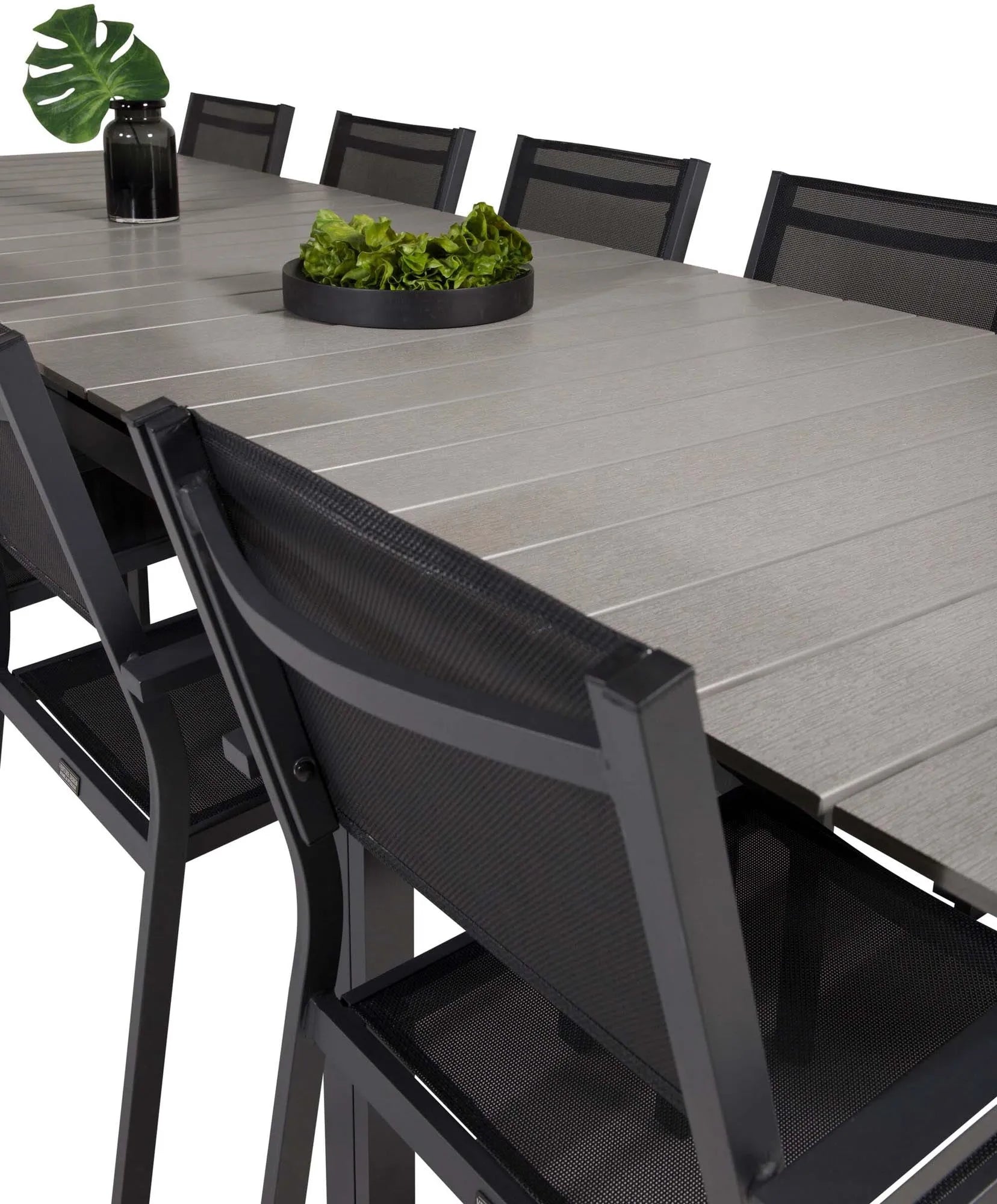 Stilvolles Outdoor-Tischset für gesellige Abende im Freien.