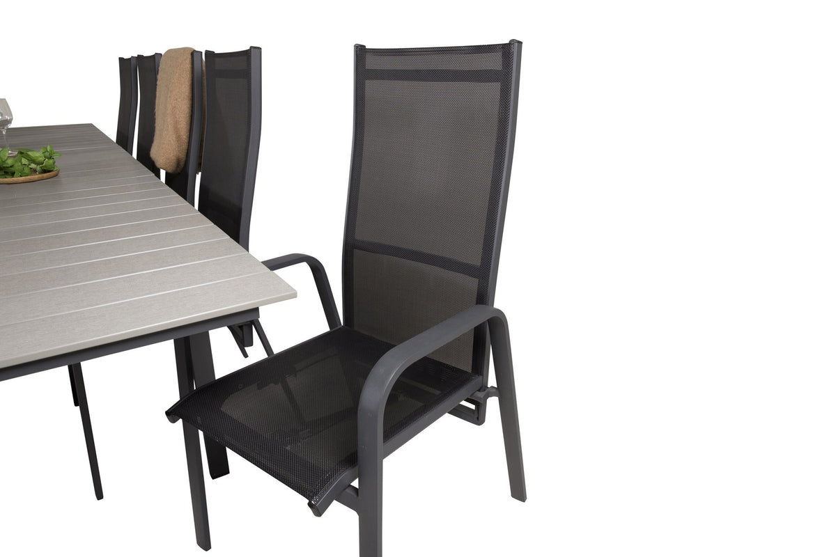 Rechteckiger Gartentisch mit grauer Aintwood-Platte und Aluminiumgestell, daneben zwei stapelbare Copacabana-Relaxsessel in Schwarz.