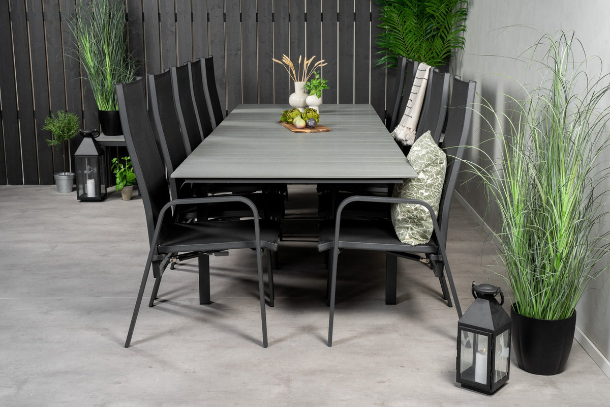 Rechteckiger Gartentisch mit grauer Aintwood-Platte und Aluminiumgestell, daneben zwei stapelbare Copacabana-Relaxsessel in Schwarz.
