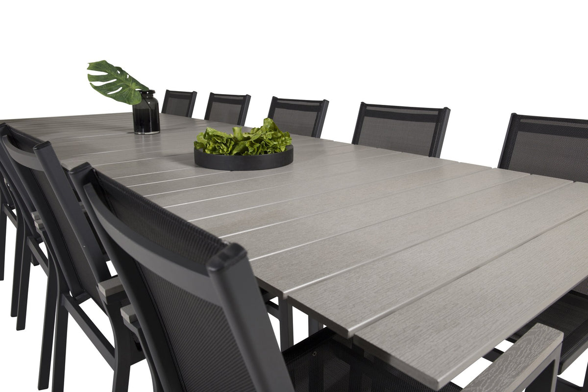 Rechteckiger Esstisch mit grauer Aintwood-Tischplatte und Aluminiumbeinen, dazu zwei stapelbare Stühle in Anthrazit mit pulverbeschichtetem Gestell.