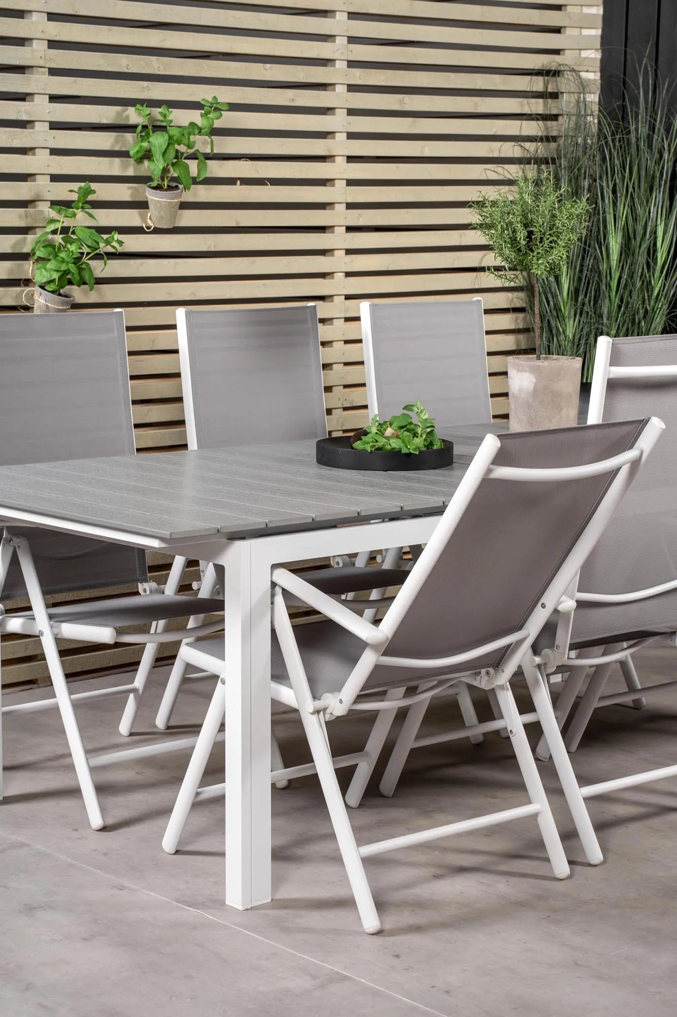 Robustes Tischset für 6, perfekt für gesellige Outdoor-Abende.