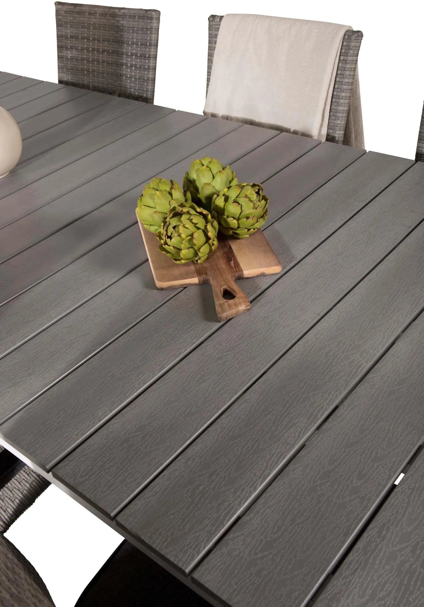 Stilvolles Outdoor-Set für 8 Personen, ideal für Gartenpartys, mit robustem Tisch und bequemen, UV-beständigen Stühlen.