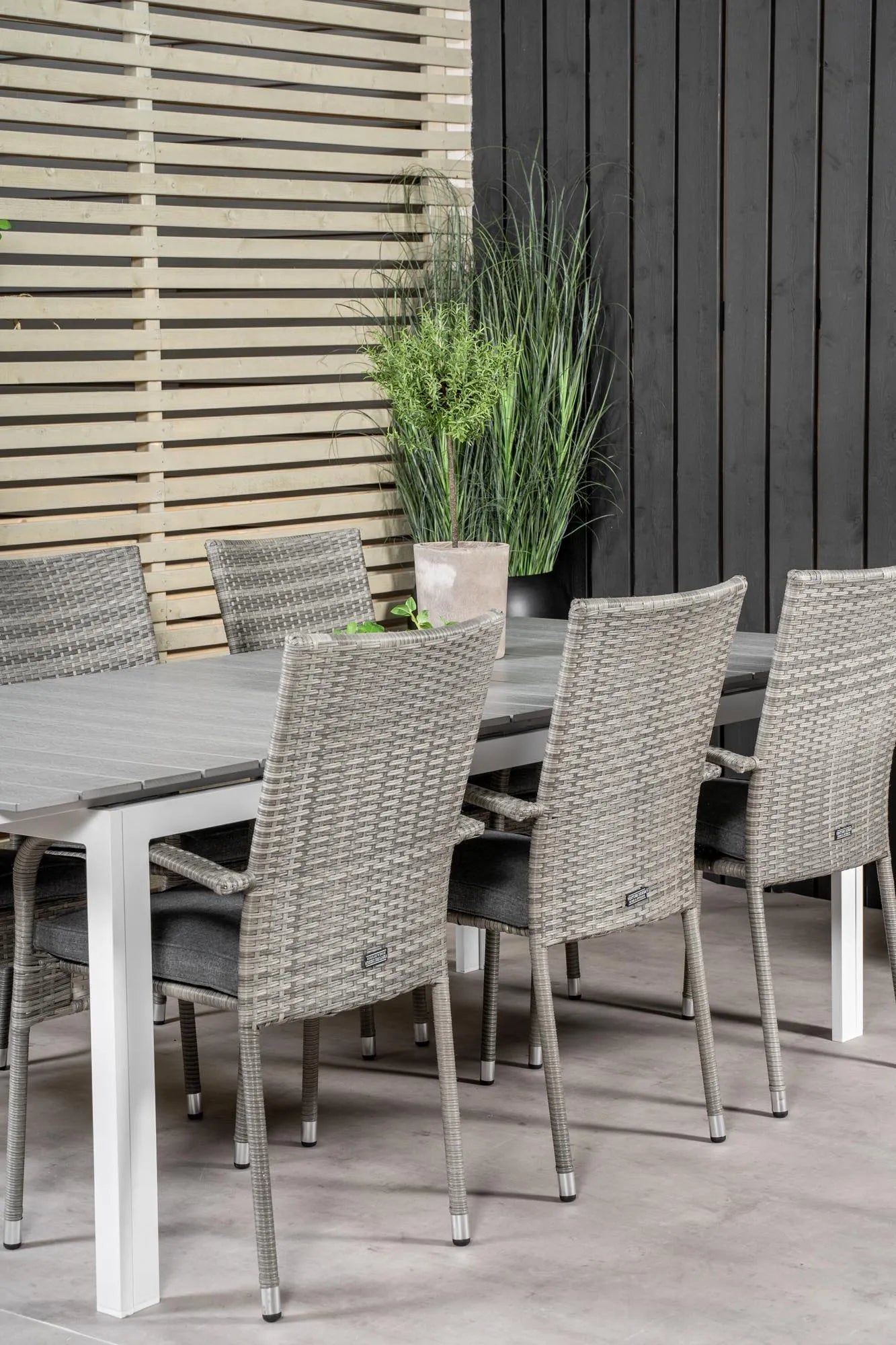 Robustes Outdoor-Tischset für gesellige Runden im Garten.