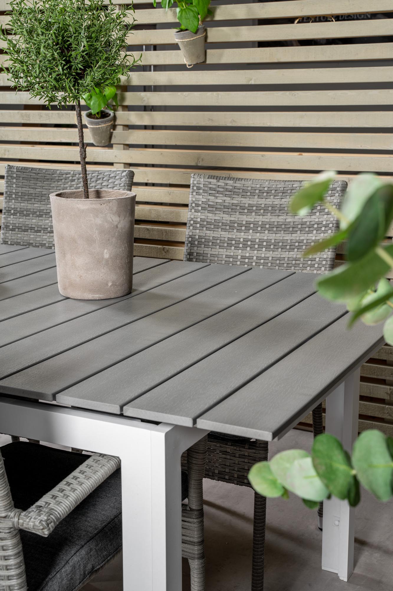 Levels Outdoor-Tischset + Anna 224cm/6St. in Grau präsentiert im Onlineshop von KAQTU Design AG. Gartentischset ist von Venture Home