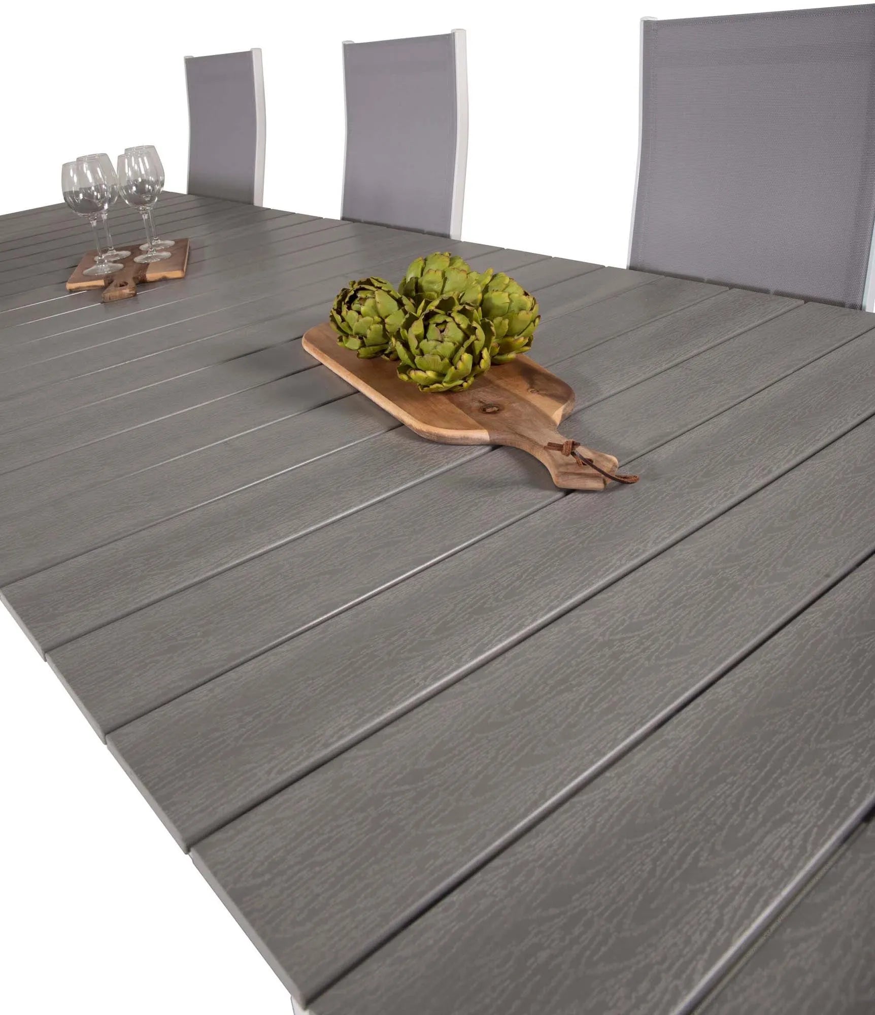 Robustes Outdoor-Set für 8, ideal für gesellige Sommerabende.