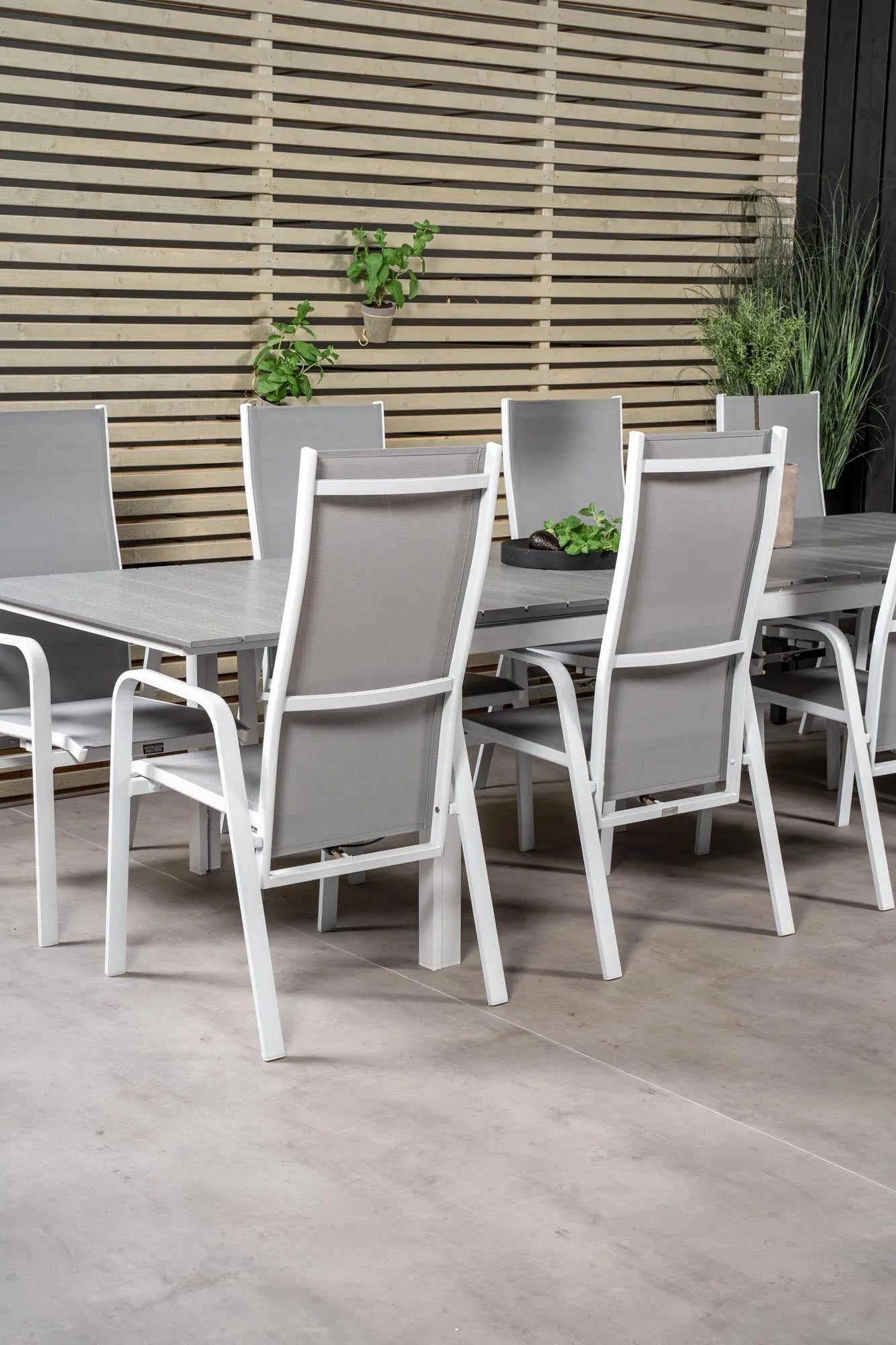 Robustes Outdoor-Tischset für 8, ideal für gesellige Sommerabende.