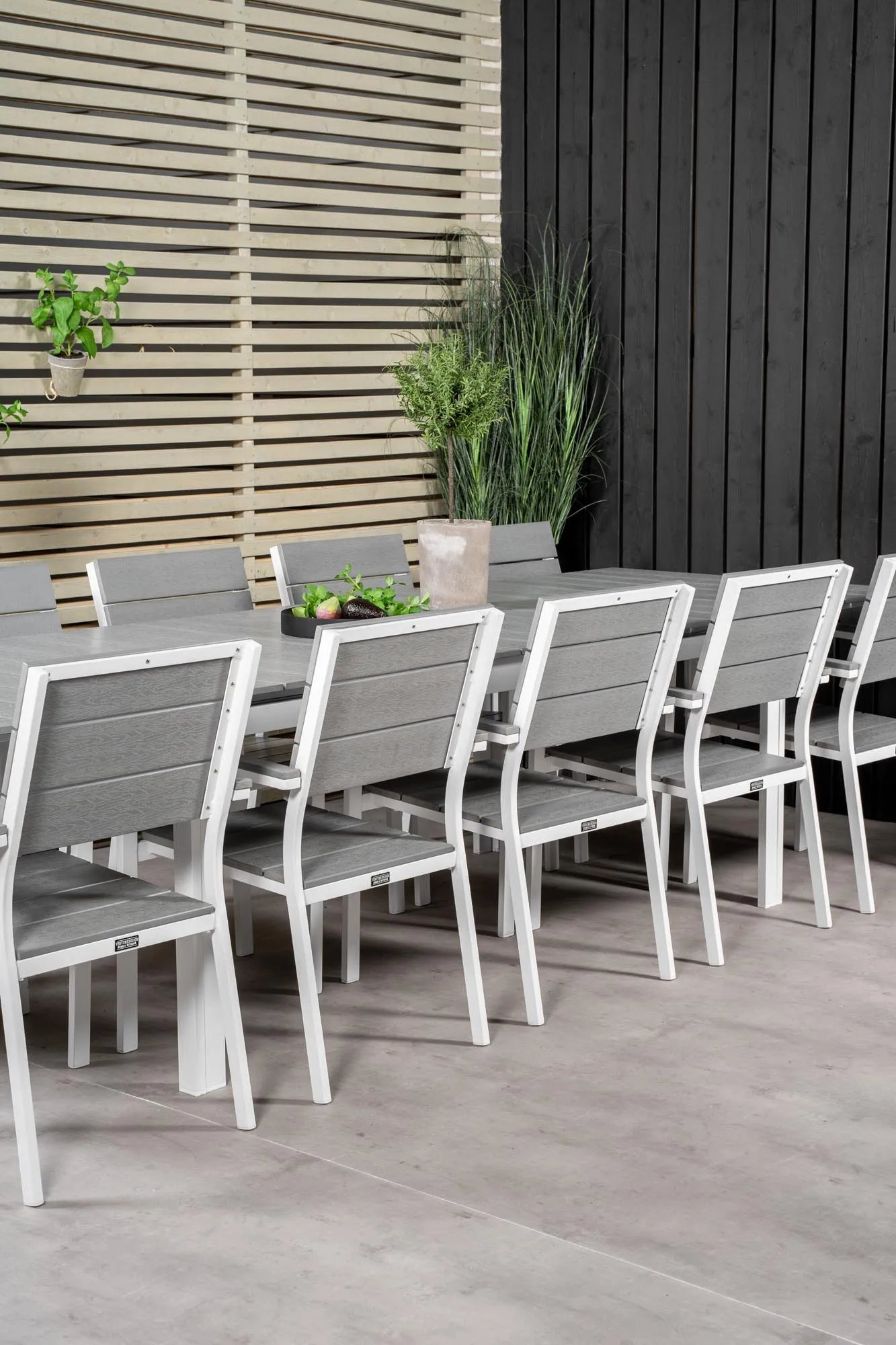 Stilvolles 8-Personen Tischset 229cm von Venture Home für draußen.