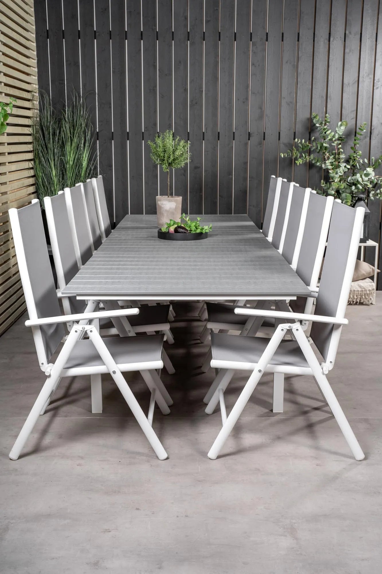 Elegantes Venture Home Tischset für 8, ideal für große Terrassen.