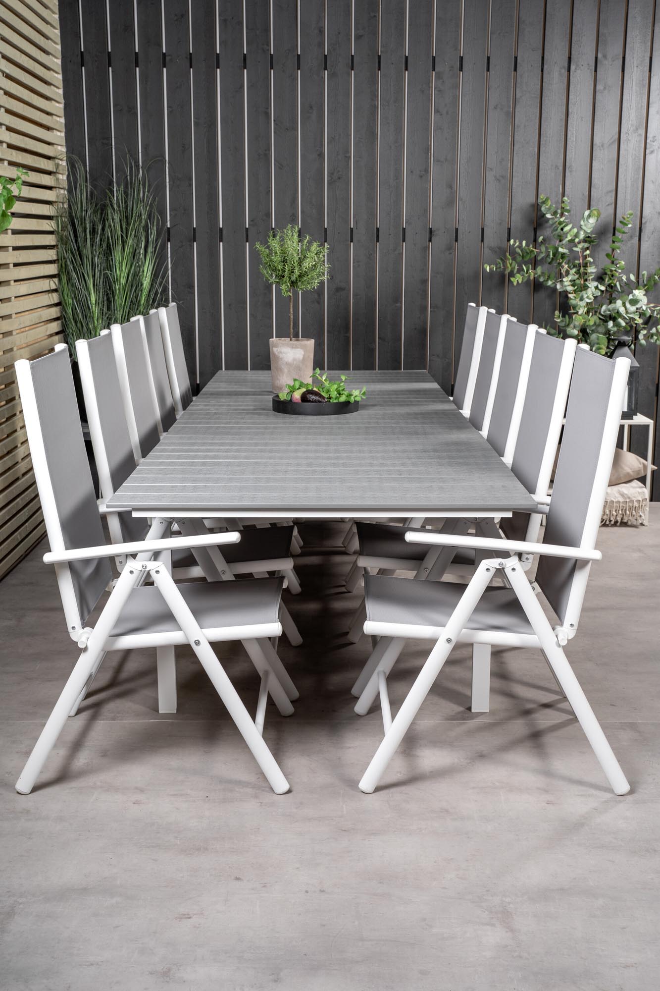 Elegantes Venture Home Tischset für 8, ideal für grosse Terrassen.
