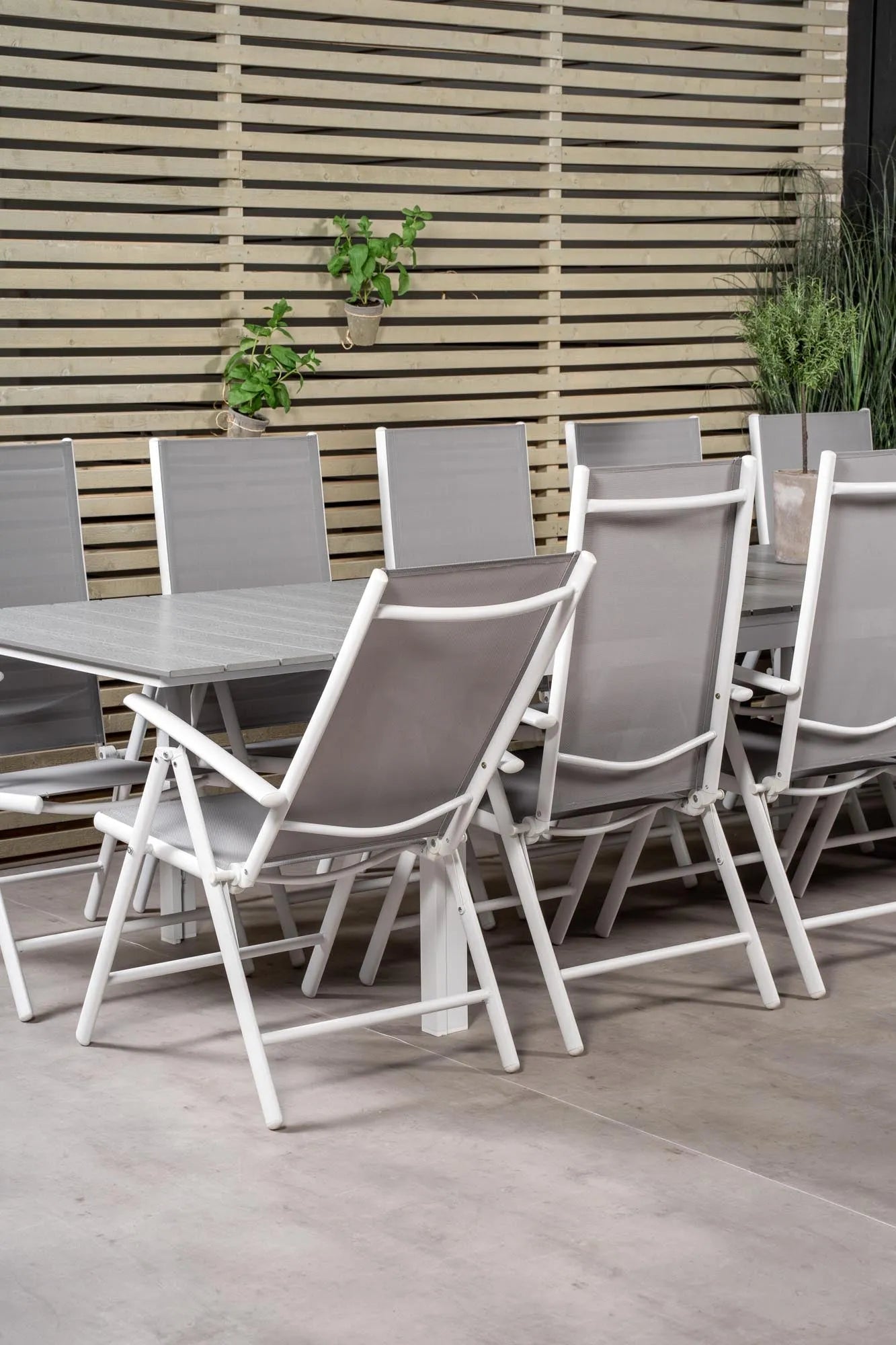 Stilvolles Venture Home Tischset für 8, ideal für Gartenpartys.