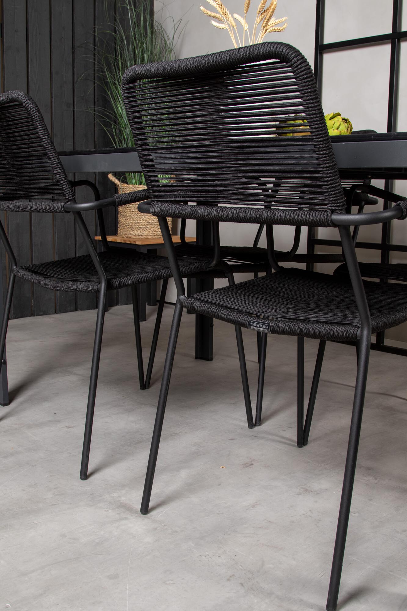 Break Outdoor-Tischset + Lindos Arm 150cm/4St. in Schwarz präsentiert im Onlineshop von KAQTU Design AG. Gartentischset ist von Venture Home