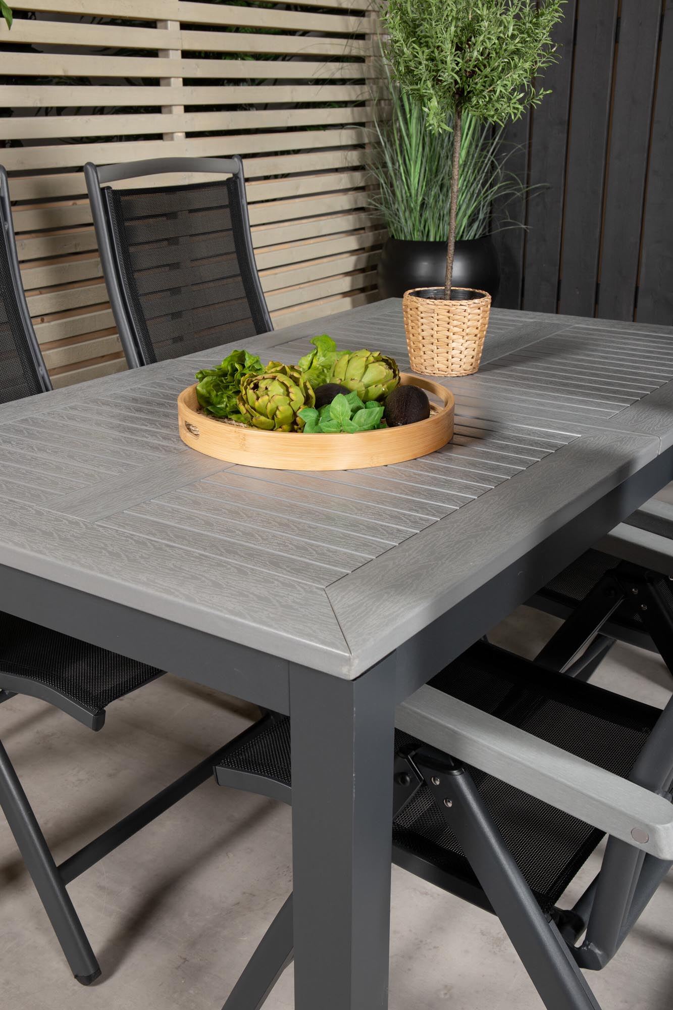 Albany Outdoor-Gartentischset ausziehbar 160cm/4St. in Schwarz präsentiert im Onlineshop von KAQTU Design AG. Gartentischset ist von Venture Home