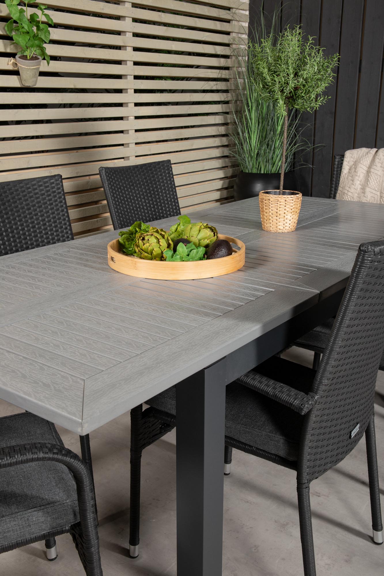 Albany Outdoor-Gartentischset ausziehbar + Anna 160cm/6St. in Schwarz präsentiert im Onlineshop von KAQTU Design AG. Gartentischset ist von Venture Home