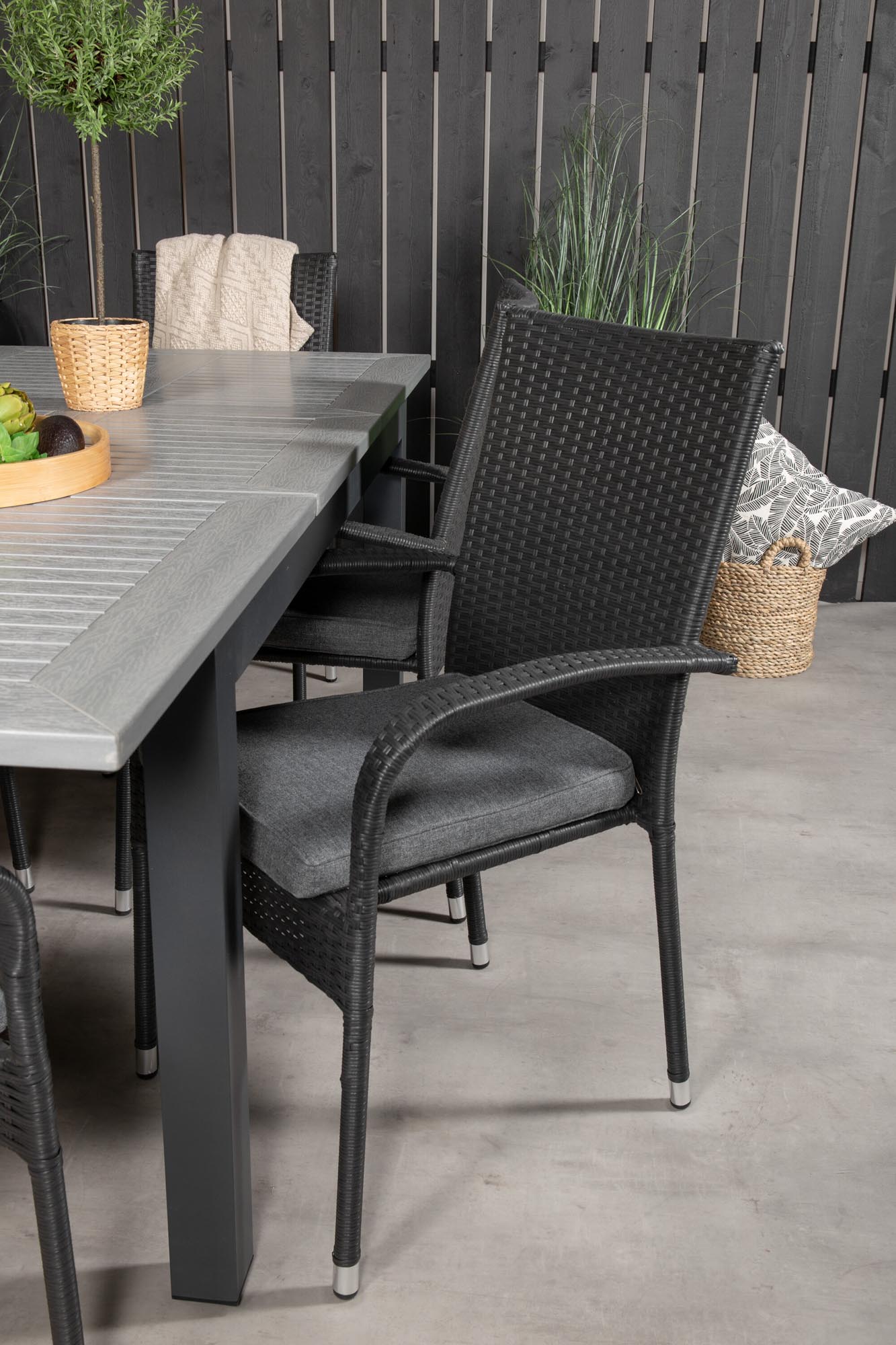 Albany Outdoor-Gartentischset ausziehbar + Anna 160cm/6St. in Schwarz präsentiert im Onlineshop von KAQTU Design AG. Gartentischset ist von Venture Home