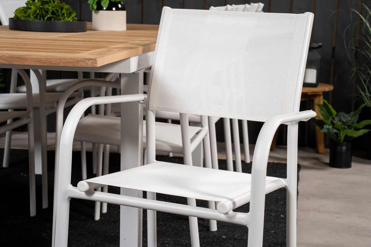 Weisses Gartentischset Santorini & Panama von Venture Home: zwei Stühle aus Aluminium und rechteckiger Tisch mit Teak-Tischplatte.