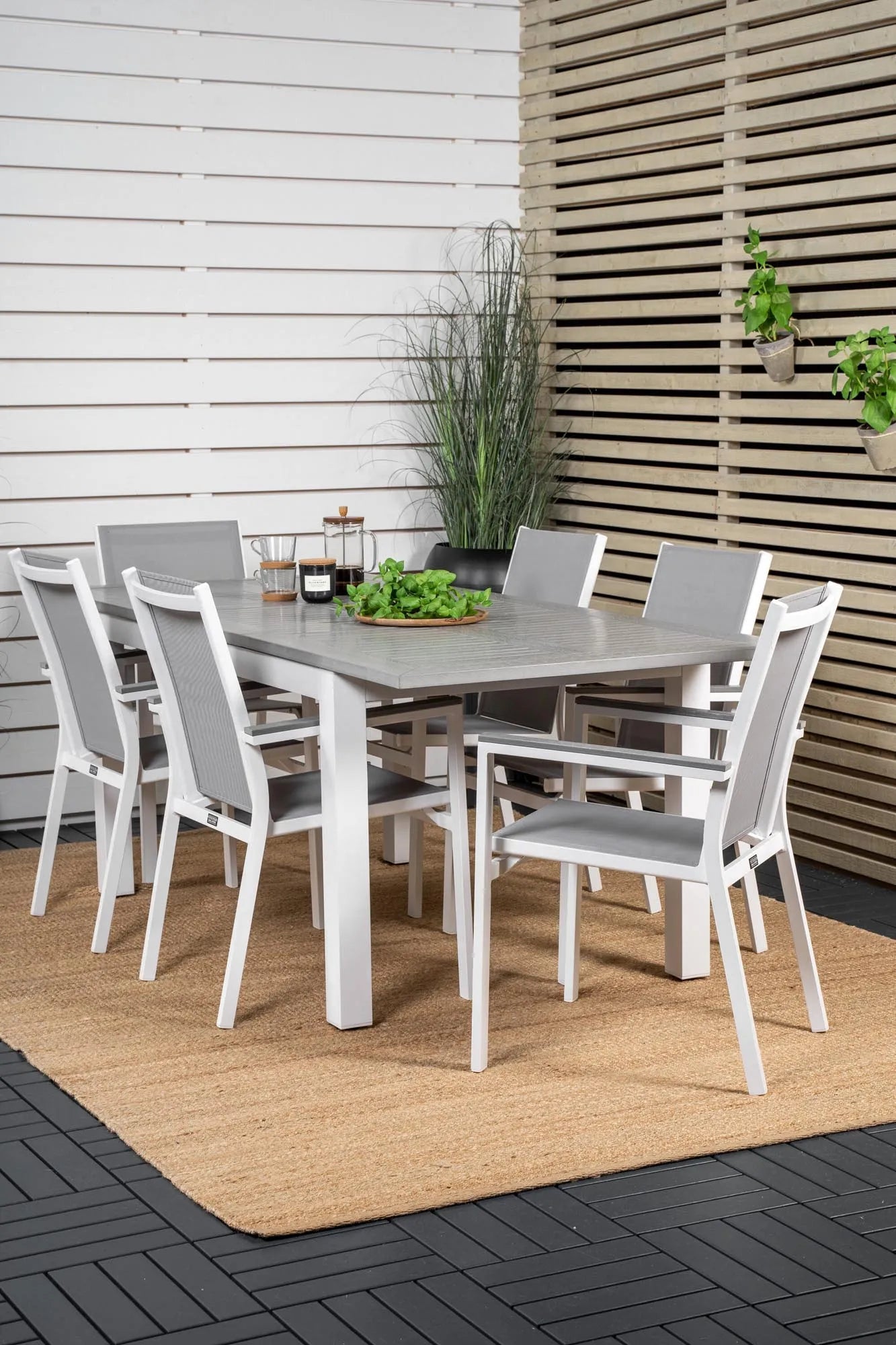 Venture Home: Robustes Albany Tischset für moderne Outdoor-Oasen.