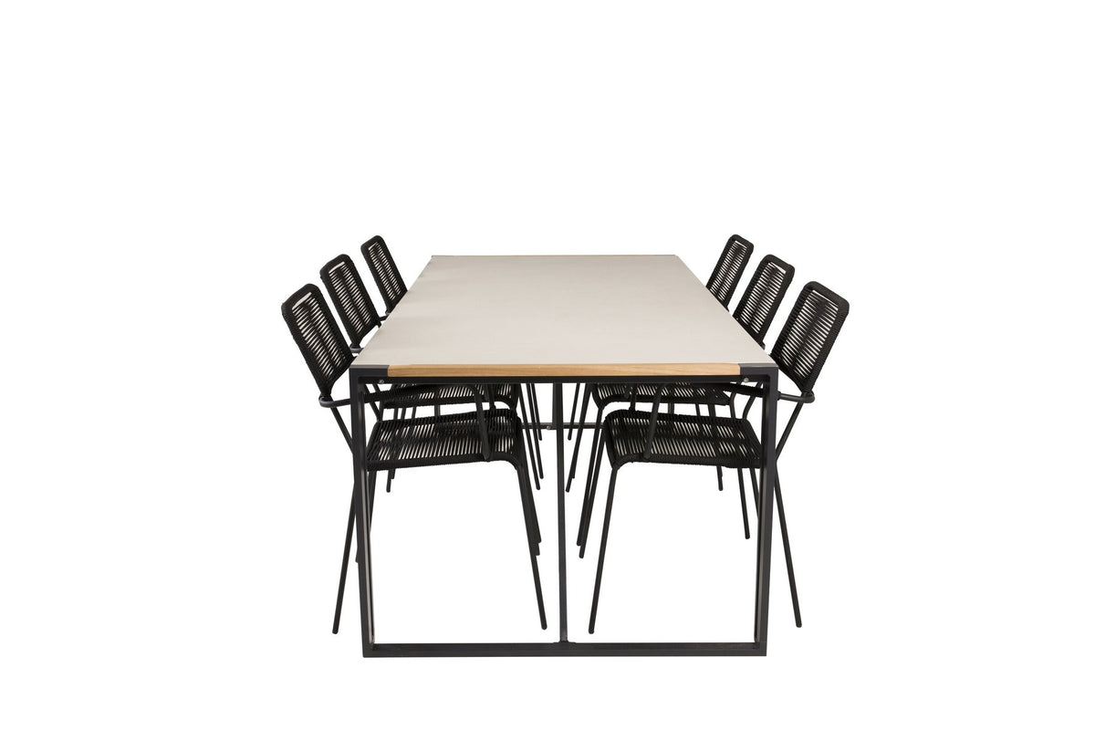 Zwei schwarze Esszimmerstühle mit geflochtener Seilsitzfläche und Aluminiumgestell neben rechteckigem Esstisch mit Glas-Teak-Platte und Stahlbeinen.
