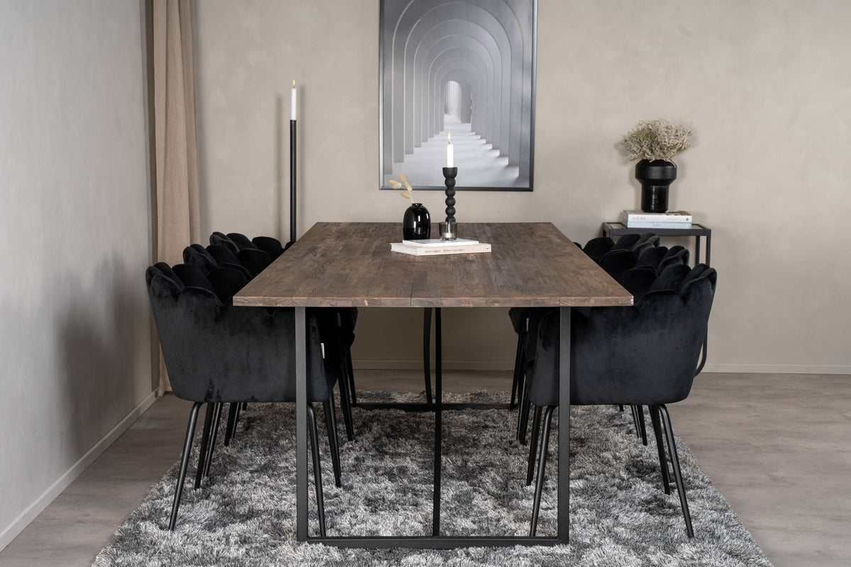 Padang Esstisch mit Teak-Platte und Stahlbeinen, kombiniert mit schwarzen Limhamn Stühlen aus Stahl und Polyester-Samt-Bezug.