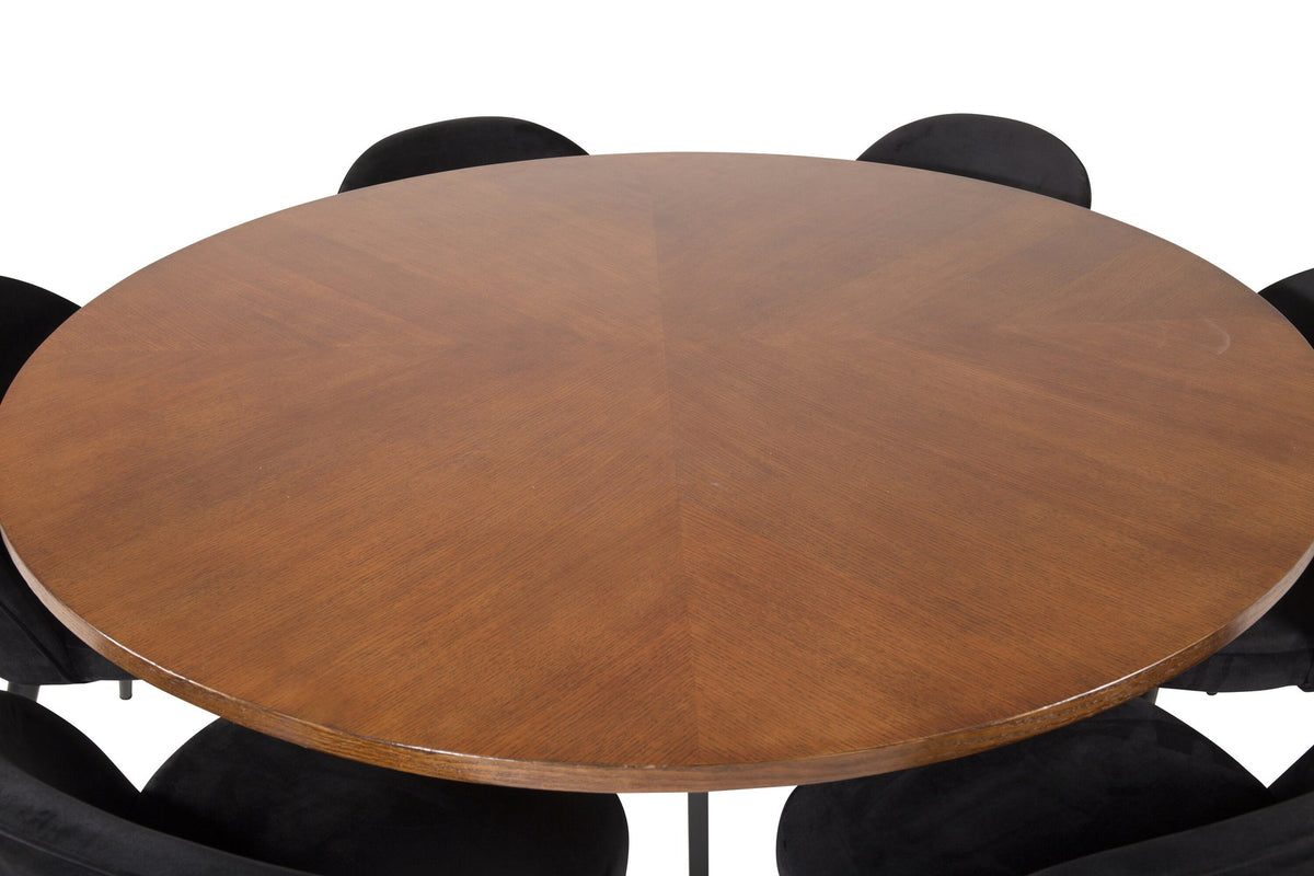 Runder Esstisch ⌀140 cm mit brauner Tischplatte aus MDF und Furnier, Stahlbeine, dazu zwei schwarze Velvet-Stühle mit pulverbeschichtetem Gestell.