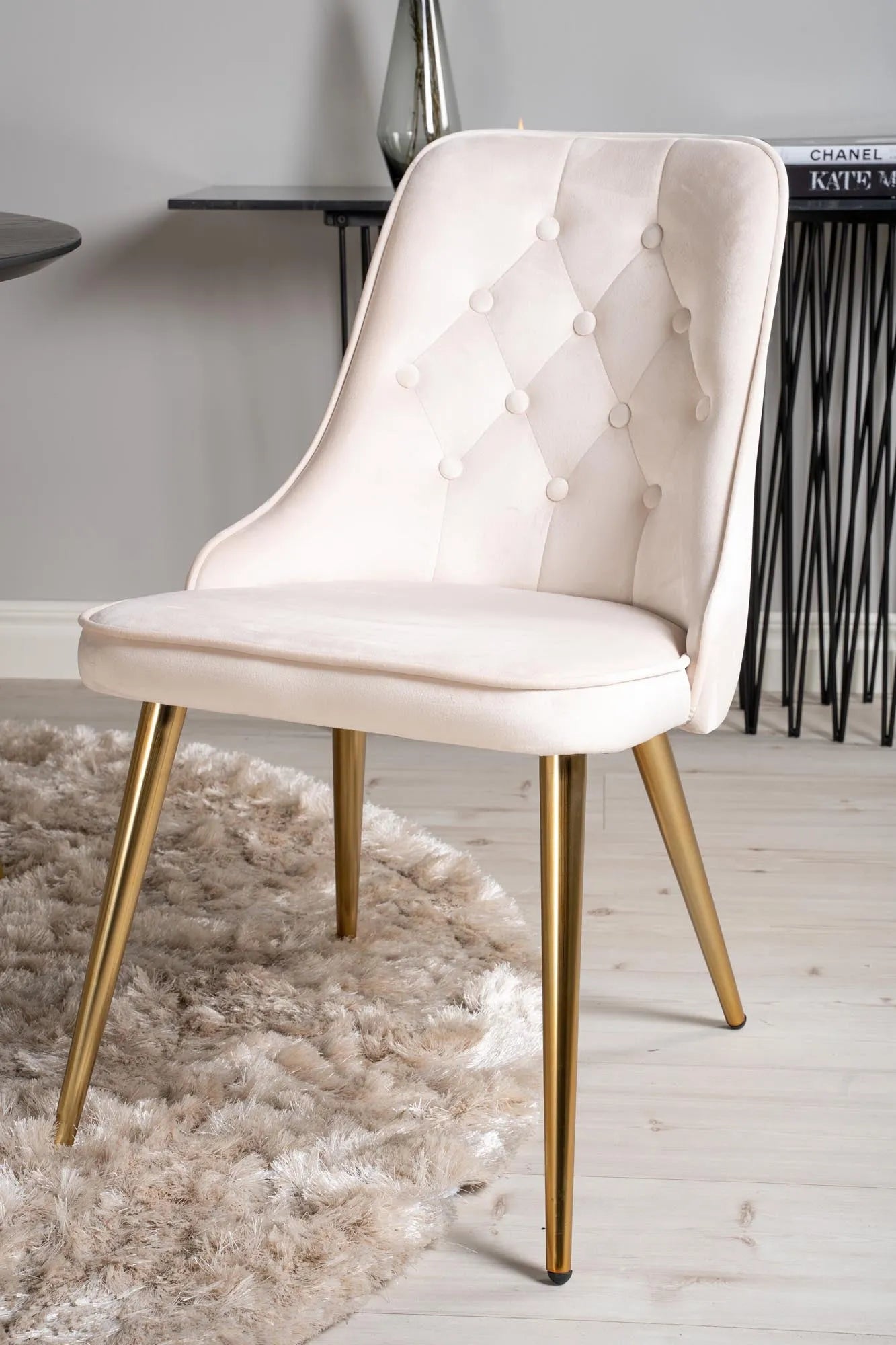 Elegantes Dipp Esszimmerset mit Samt für stilvolle Essbereiche.