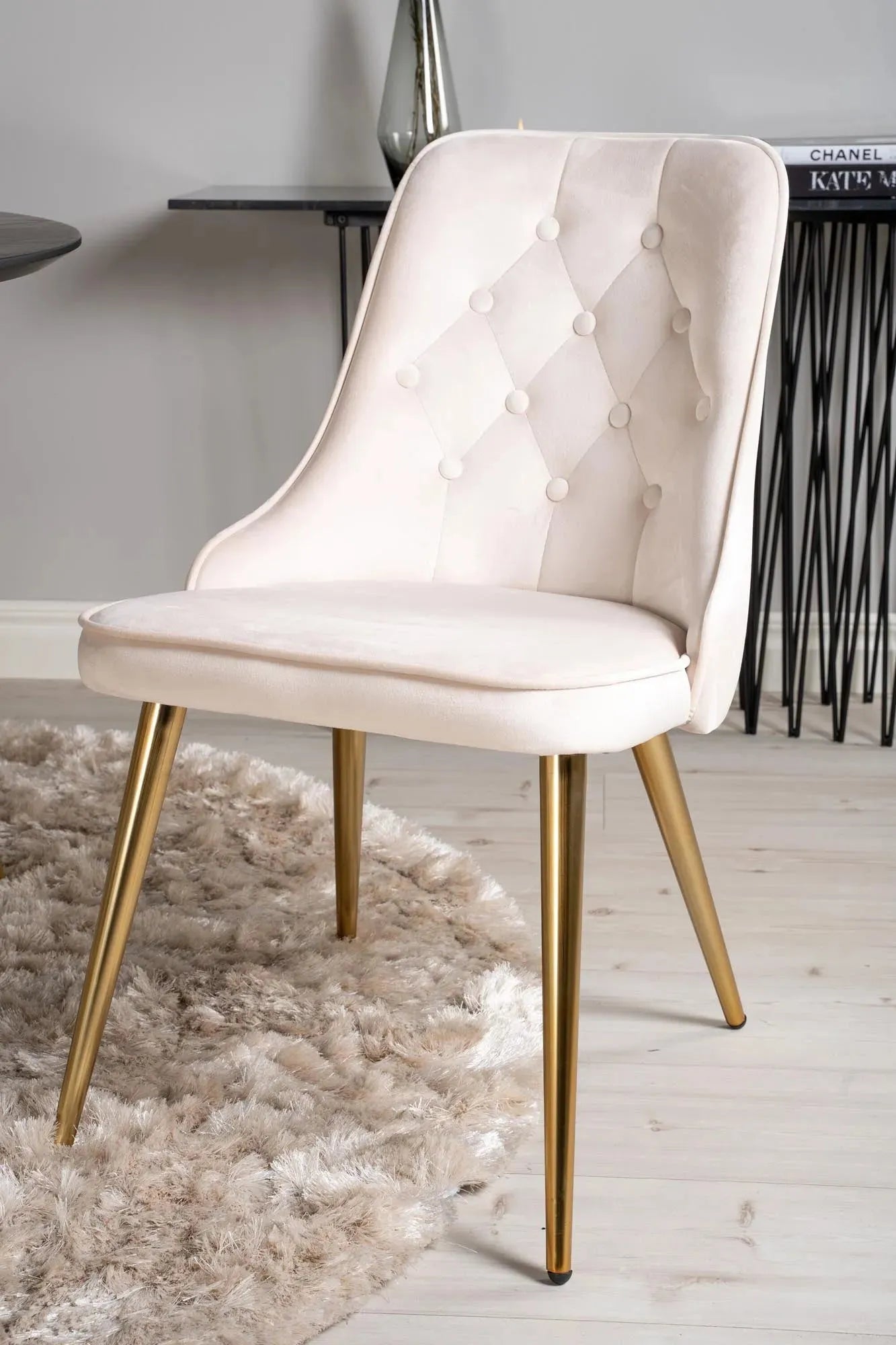 Elegantes Dipp Esszimmerset mit Samt für stilvolle Essbereiche.