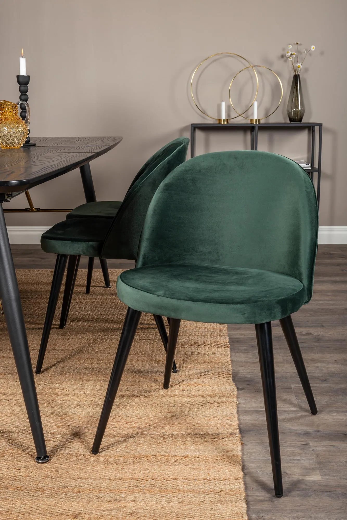 Stilvolles Gold Esszimmerset, erweiterbar, mit 6 Velvet-Stühlen.