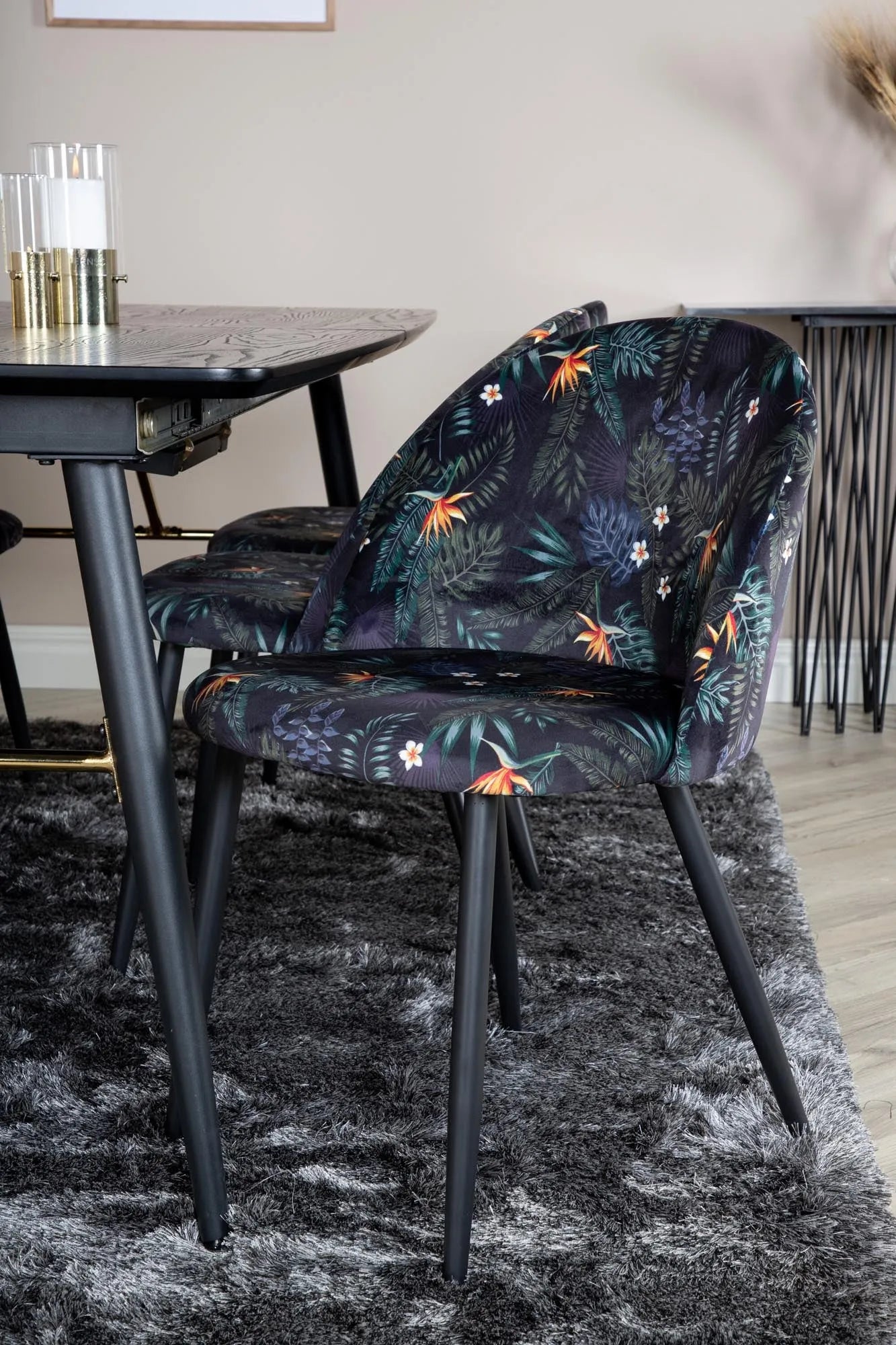 Luxuriöses Gold Esszimmerset mit Samt, ausziehbar auf 180cm.