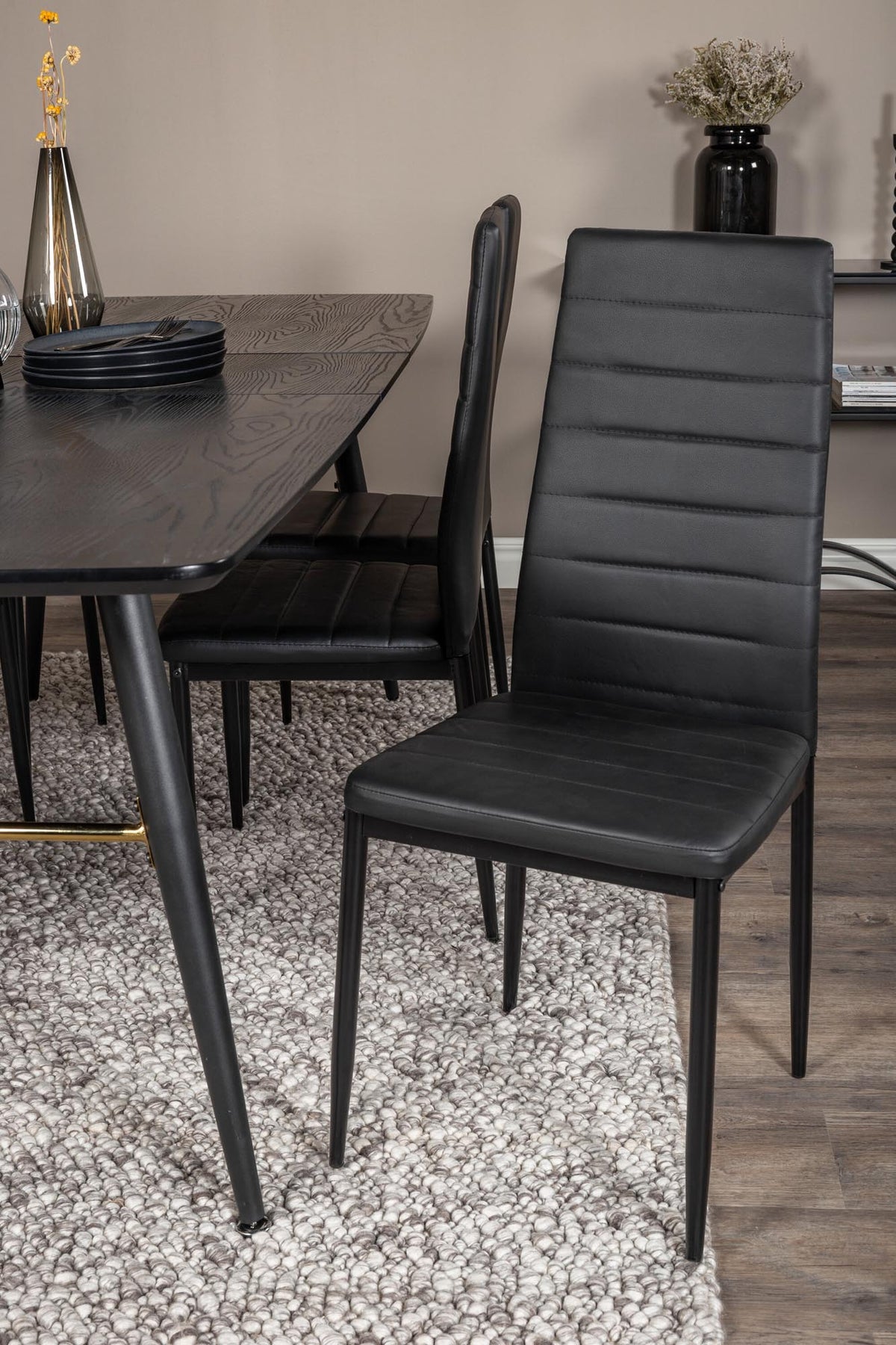 Gold Esszimmerset ausziehbar + Slim 180cm/6St. in Schwarz präsentiert im Onlineshop von KAQTU Design AG. Esszimmerset ist von Venture Home