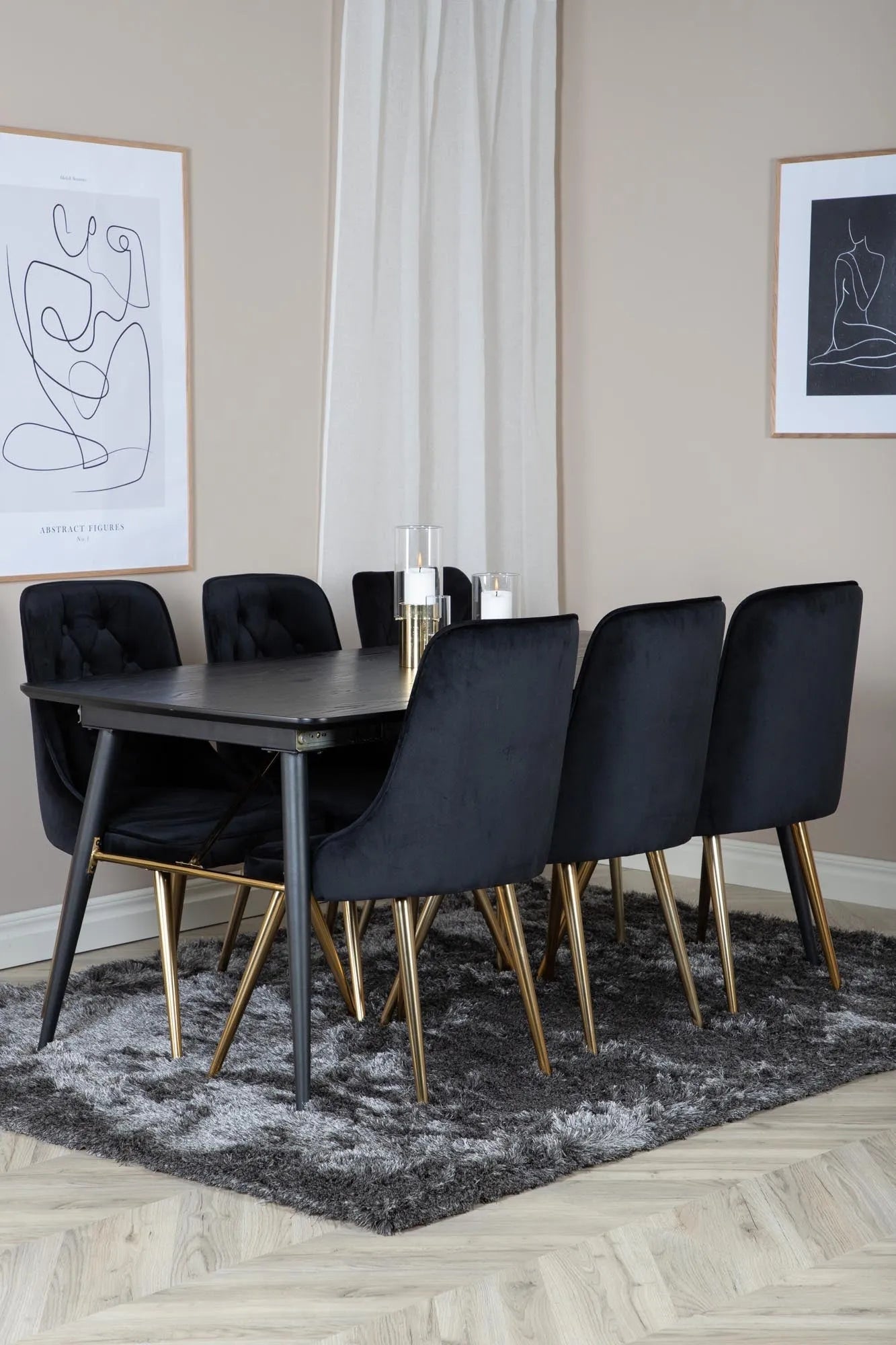 Elegantes Esszimmerset mit ausziehbarem Tisch und Samtstühlen.