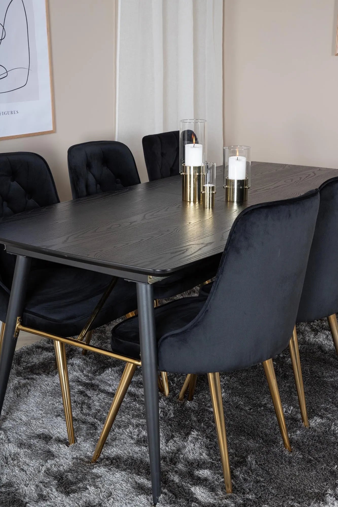 Stilvolles Esszimmerset mit ausziehbarem Tisch und Samtstühlen.