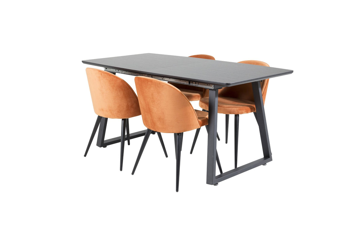 Zwei gepolsterte Esszimmerstühle in Rostorange mit schwarzem Metallgestell neben rechteckigem schwarzem Esstisch aus MDF und Stahl.