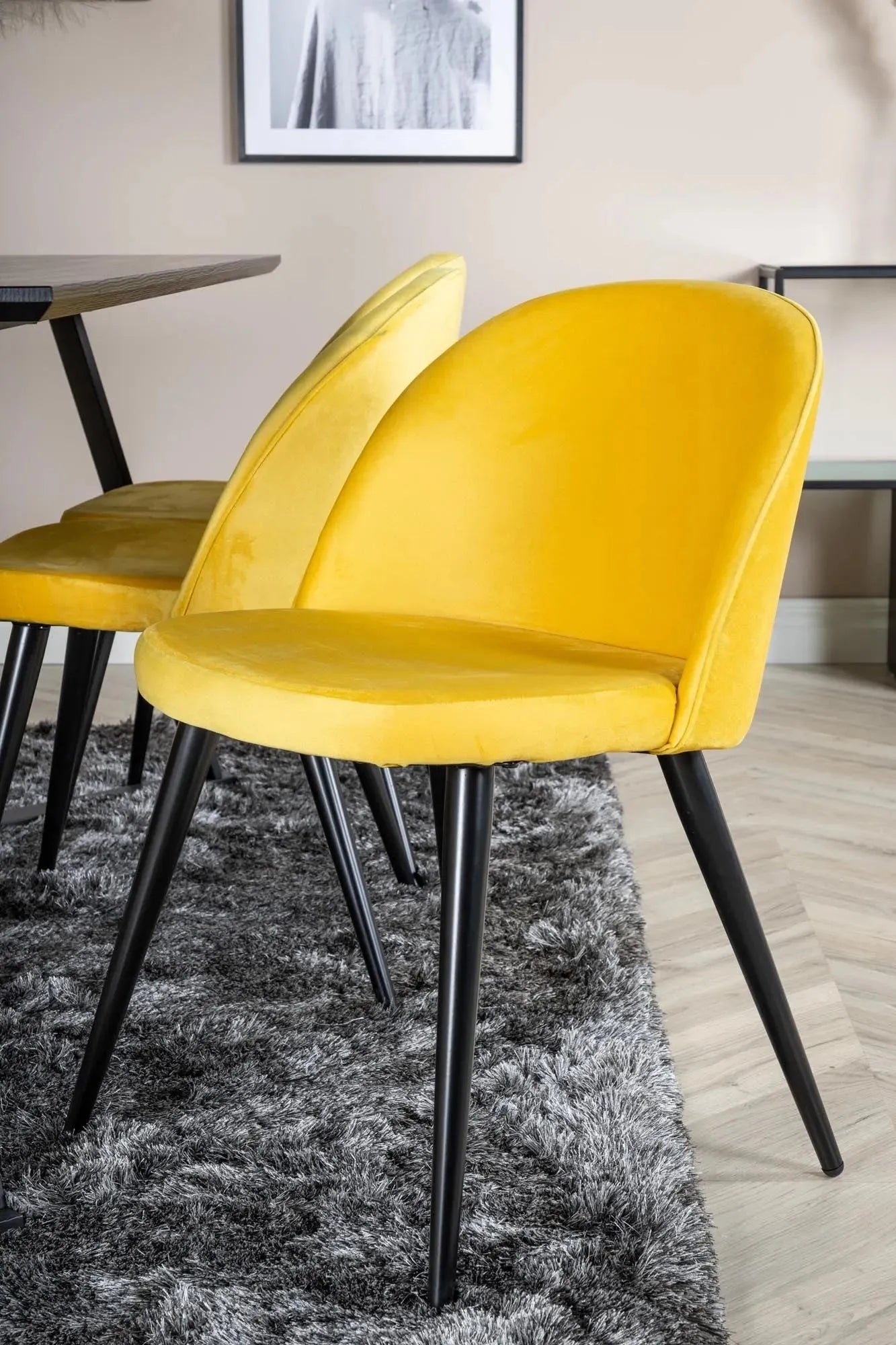Elegantes Marina Esszimmerset Velvet: Komfort und Stil vereint.