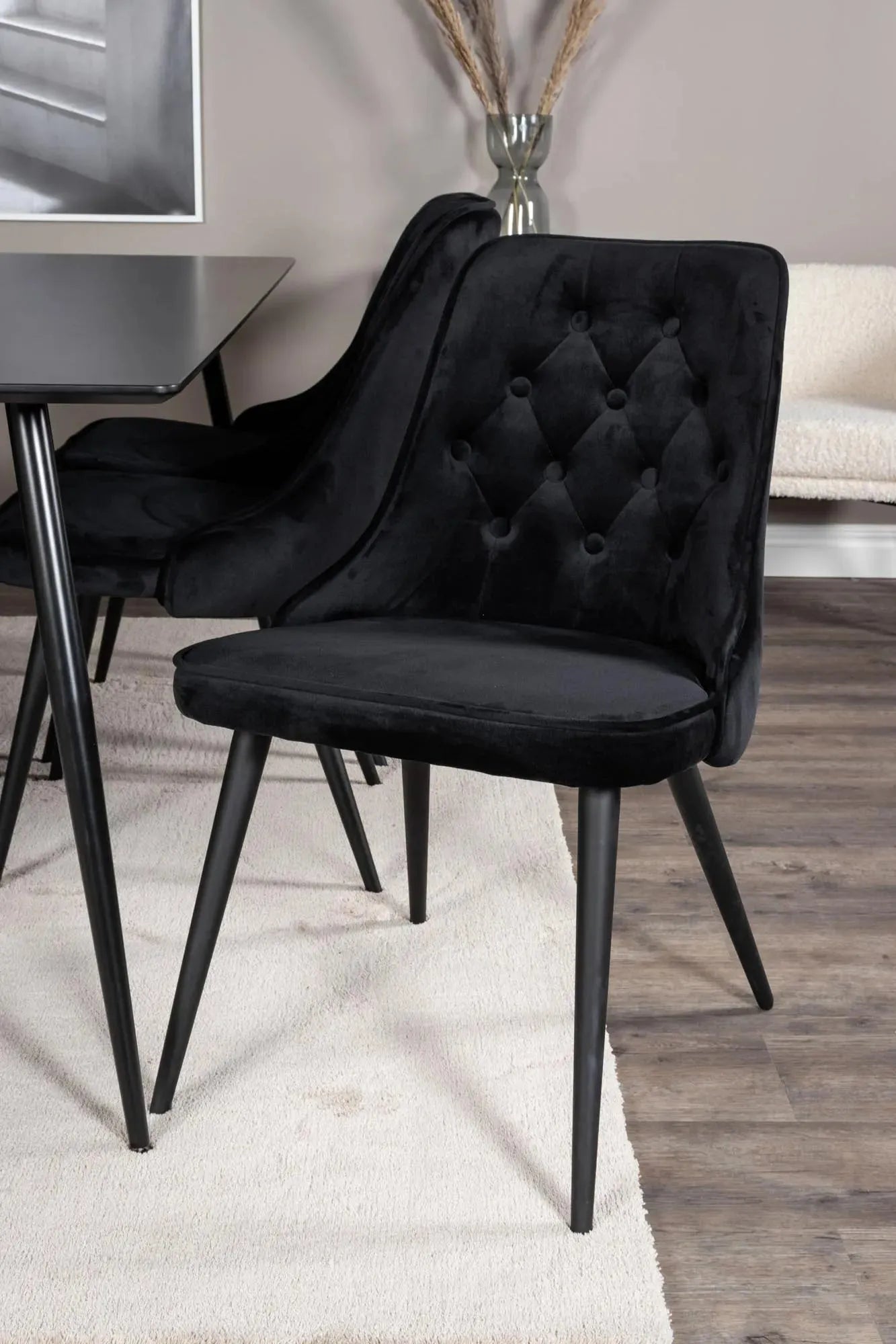 Elegantes Silar Esszimmerset 180cm mit 6 samtigen Stühlen von Venture.