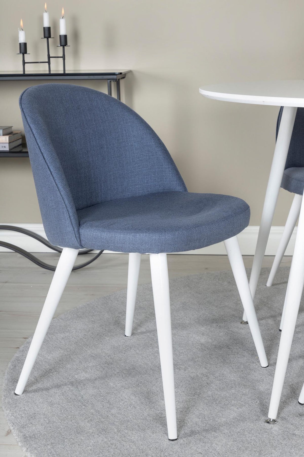 Plaza Esszimerset + Velvet ⌀100cm/4St. in Blau / Weiss präsentiert im Onlineshop von KAQTU Design AG. Esszimmerset ist von Venture Home