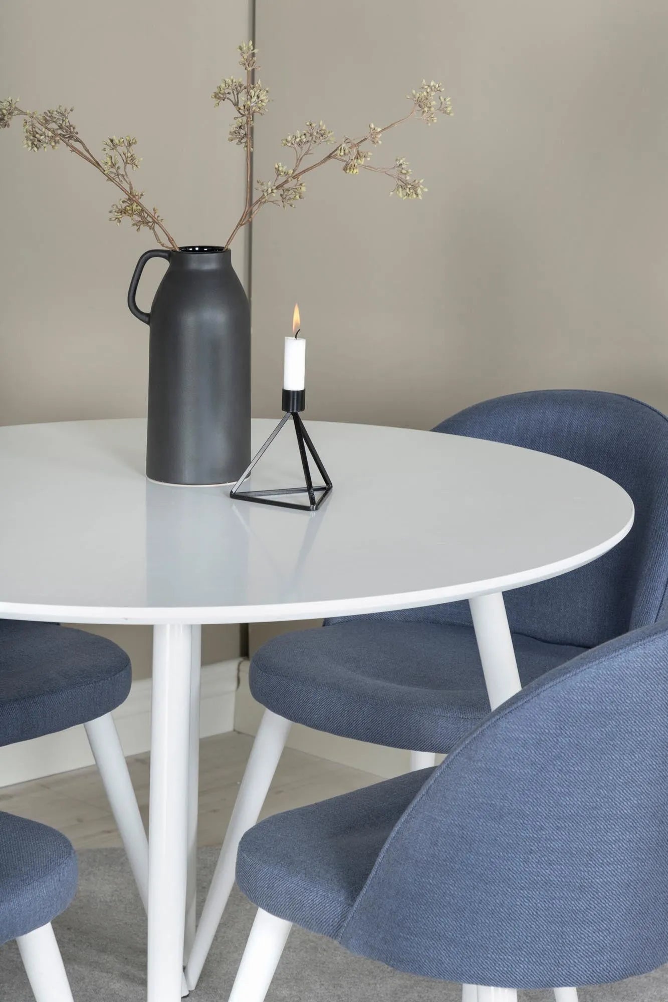 Elegantes Esszimmer-Set mit Samtstühlen und rundem Tisch, 100cm.
