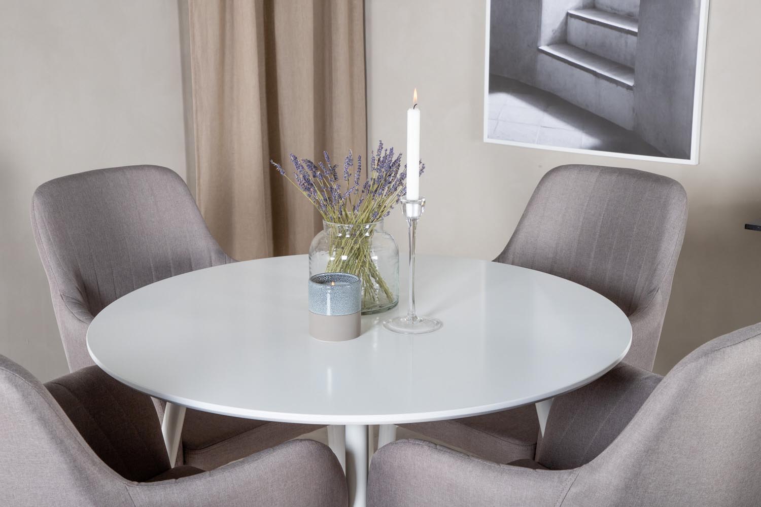 Plaza Esszimmerset + Comfort ⌀100cm/4St. in Weiss / Grau präsentiert im Onlineshop von KAQTU Design AG. Esszimmerset ist von Venture Home