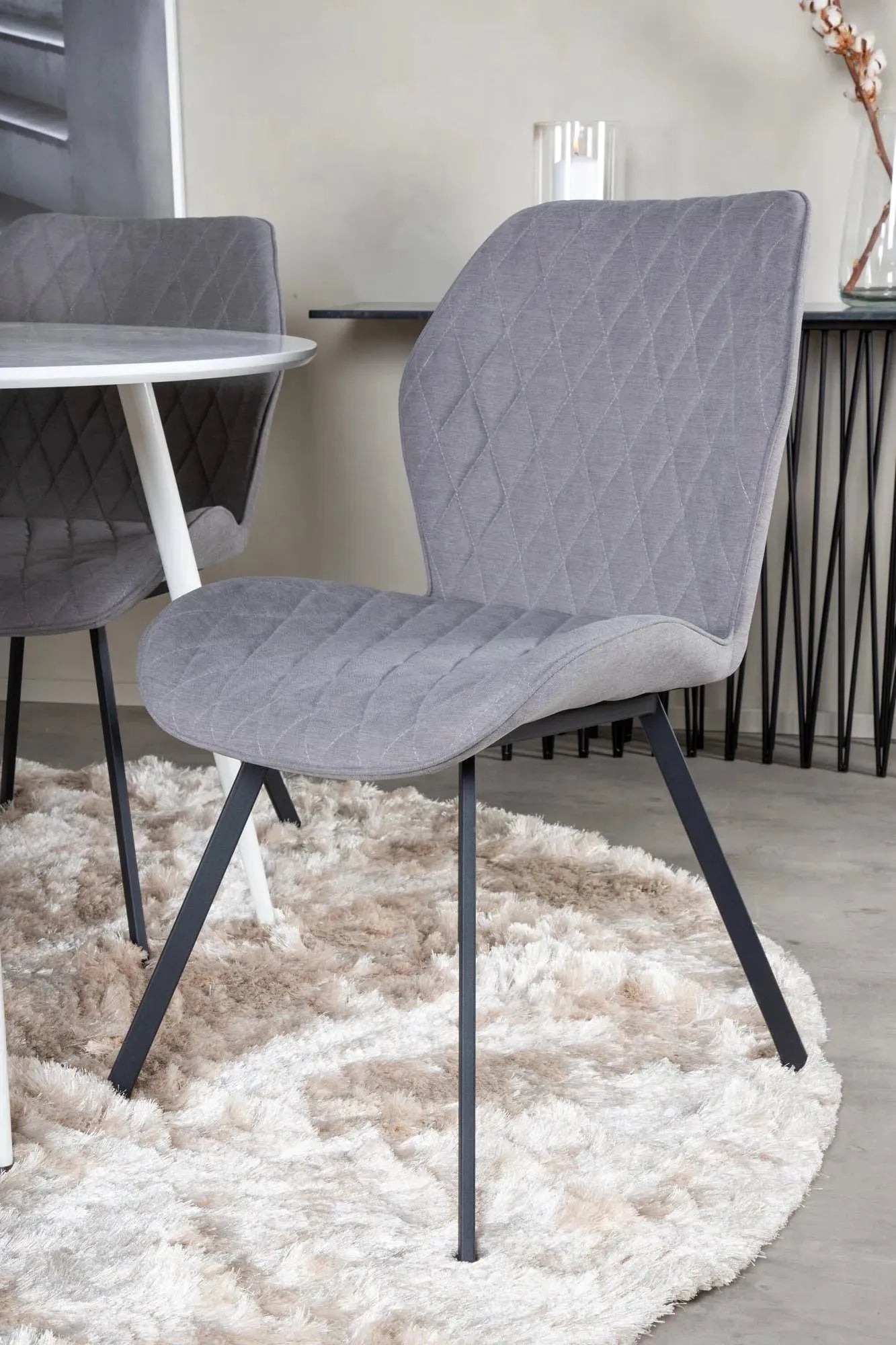 Elegantes Esszimmerset für moderne und gemütliche Wohnräume.